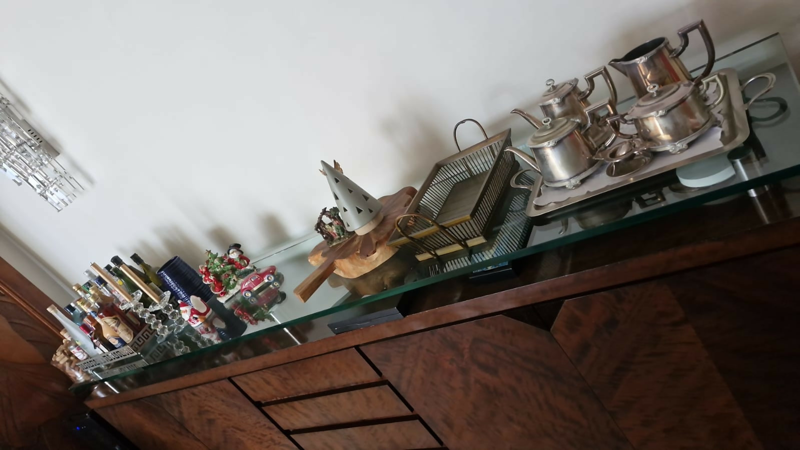 Buffet de madeira e vidro