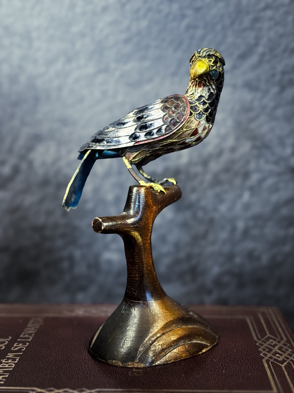 Falcão Chinês Colecionável em Cloisonné sobre Base de Madeira