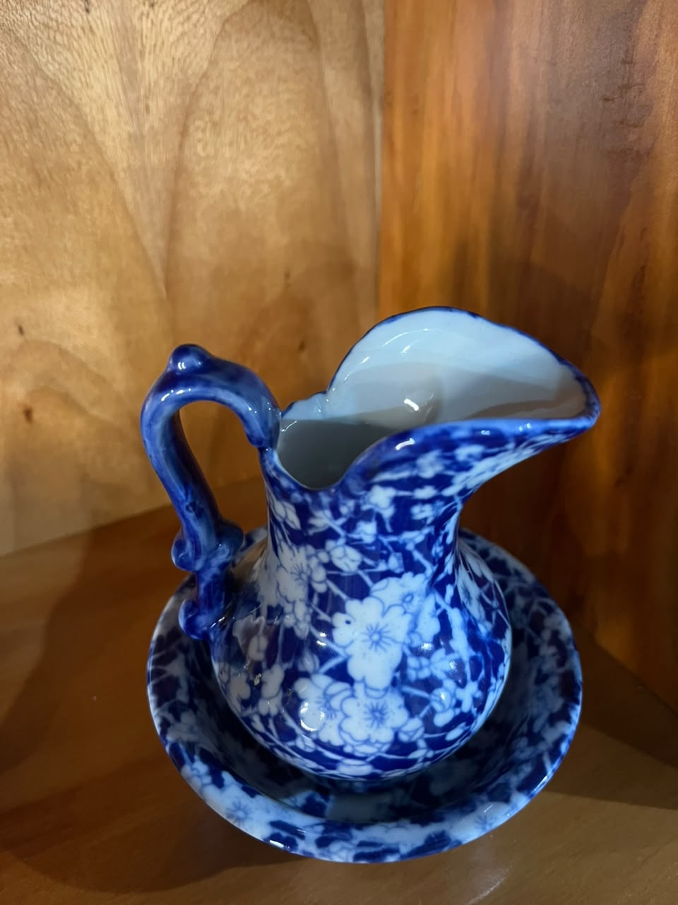 Mini jarra com bacia em porcelana azul e branca — decoração floral