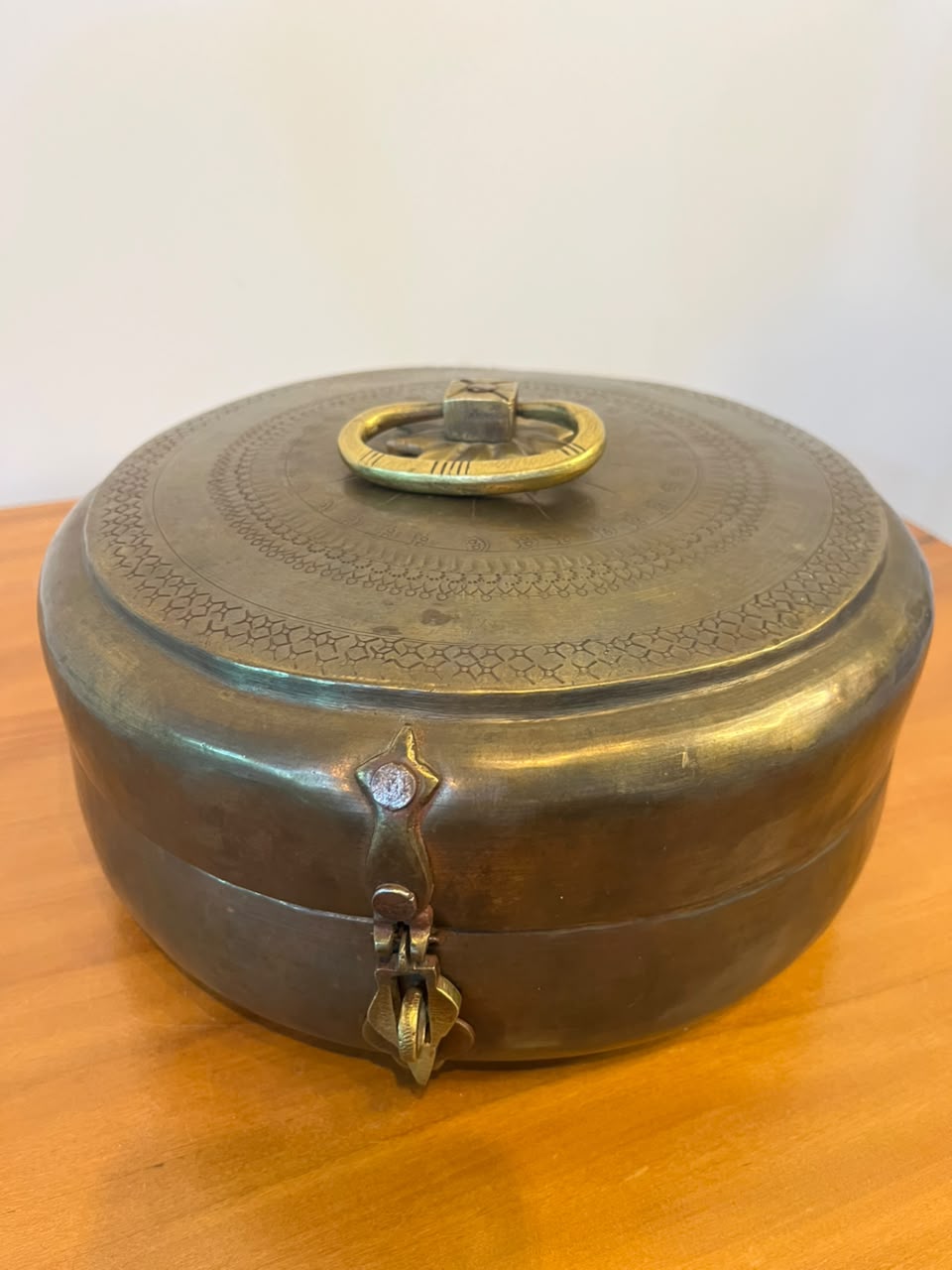 Antiga Caixa de pão redonda em latão trabalhado com tampa articulada – 23 cm