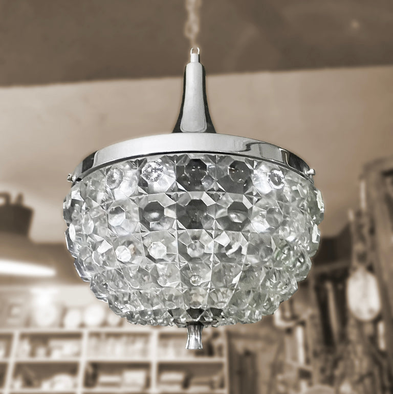Luminárias pendentes Mid Century em metal cromado e vidro lapidado 