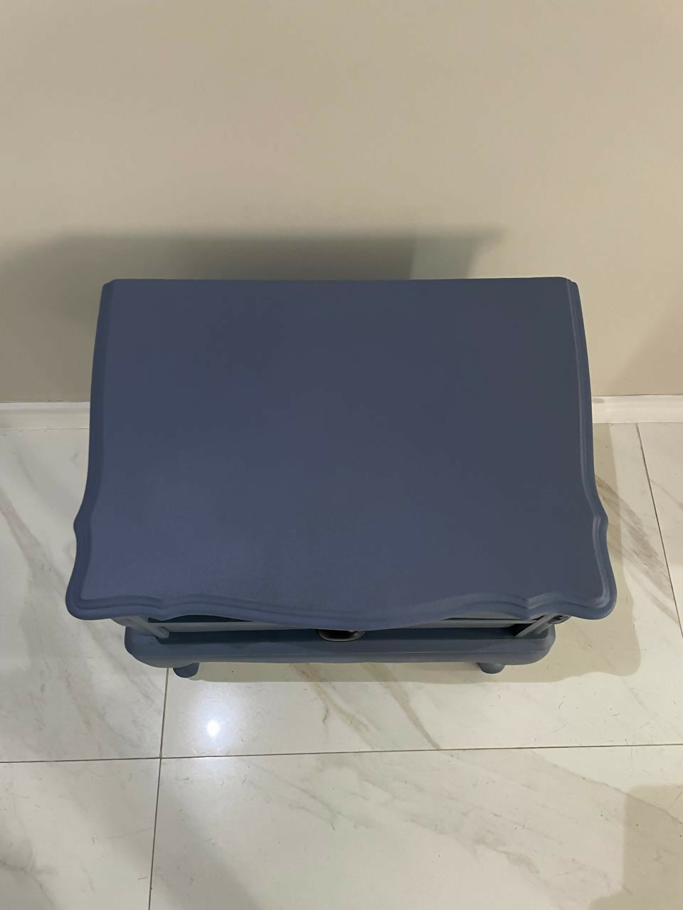 Mesa de cabeceira em madeira na cor azul, chippendale.