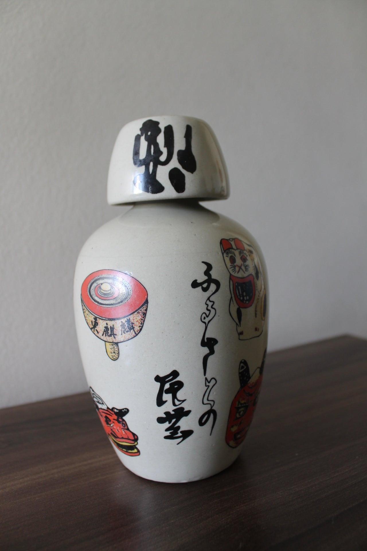 Garrafa Japonesa em Cerâmica – Decoração Tradicional com Daruma e Figuras Japonesas