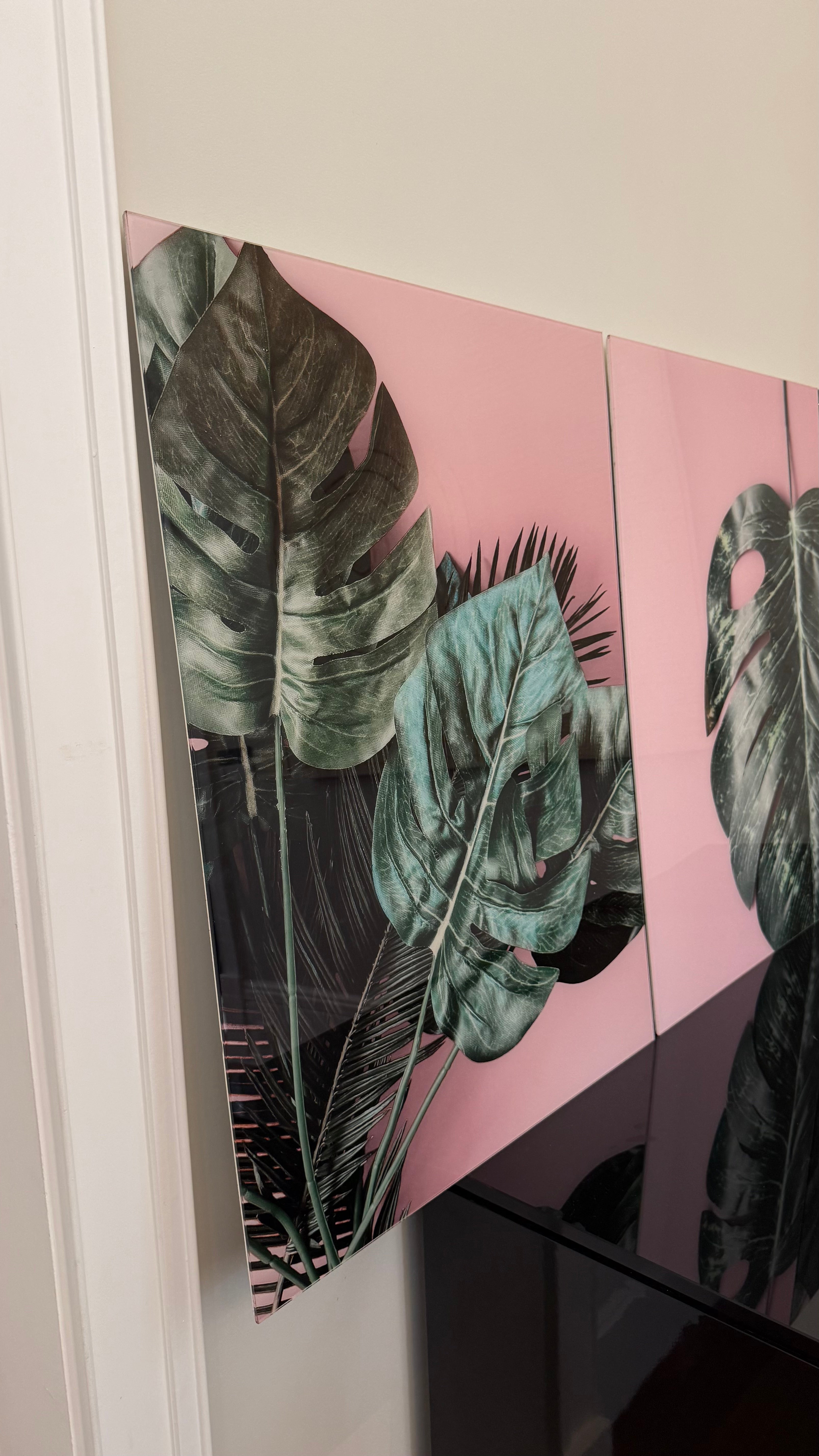 Conjunto de 3 quadros em Metacrilato com estampa de folhagens tropicais e fundo rosa