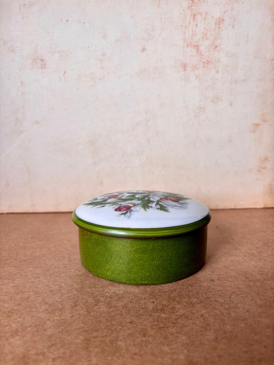 Potiche redondo em porcelana verde com tampa floral (DMCPS_531)