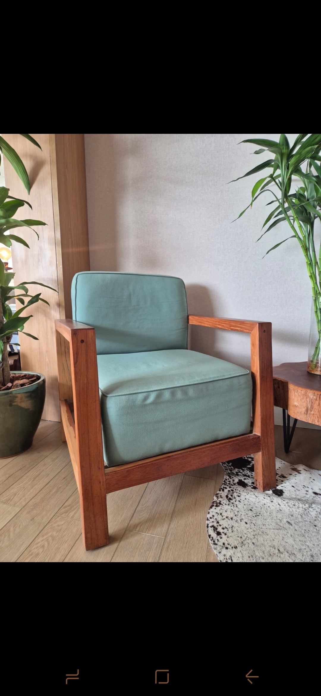Poltronas em madeira maciça e estofado esverdeado 