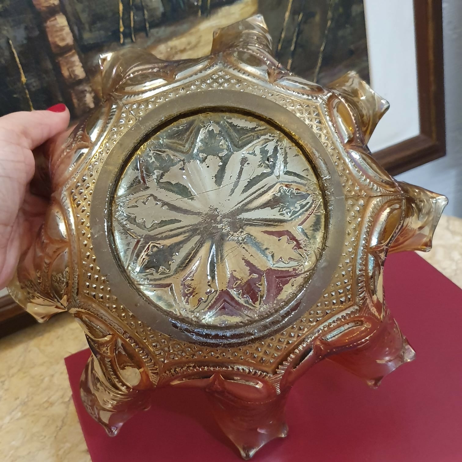 Incrível e antigo centro de mesa em Carnival Glass com maravilhosa ornamentação.