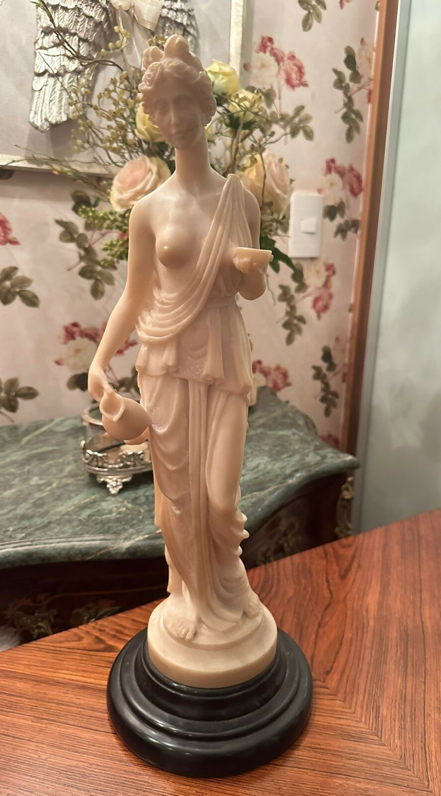 Escultura feminina de inspiração greco-romana (48cm)