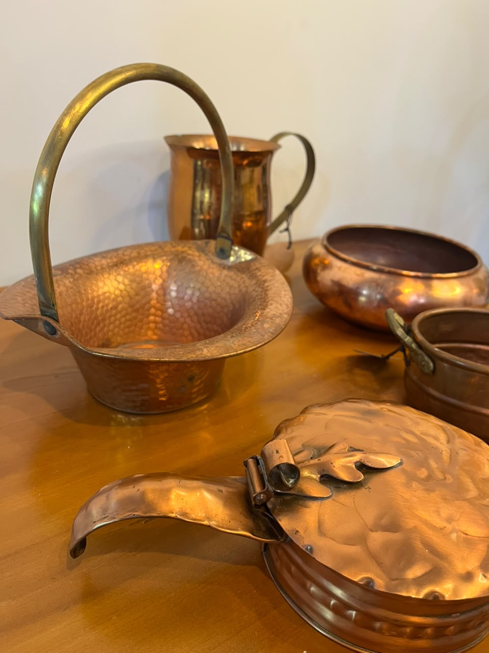 Conjunto de cinco peças antigas em cobre – utensílios decorativos e utilitários