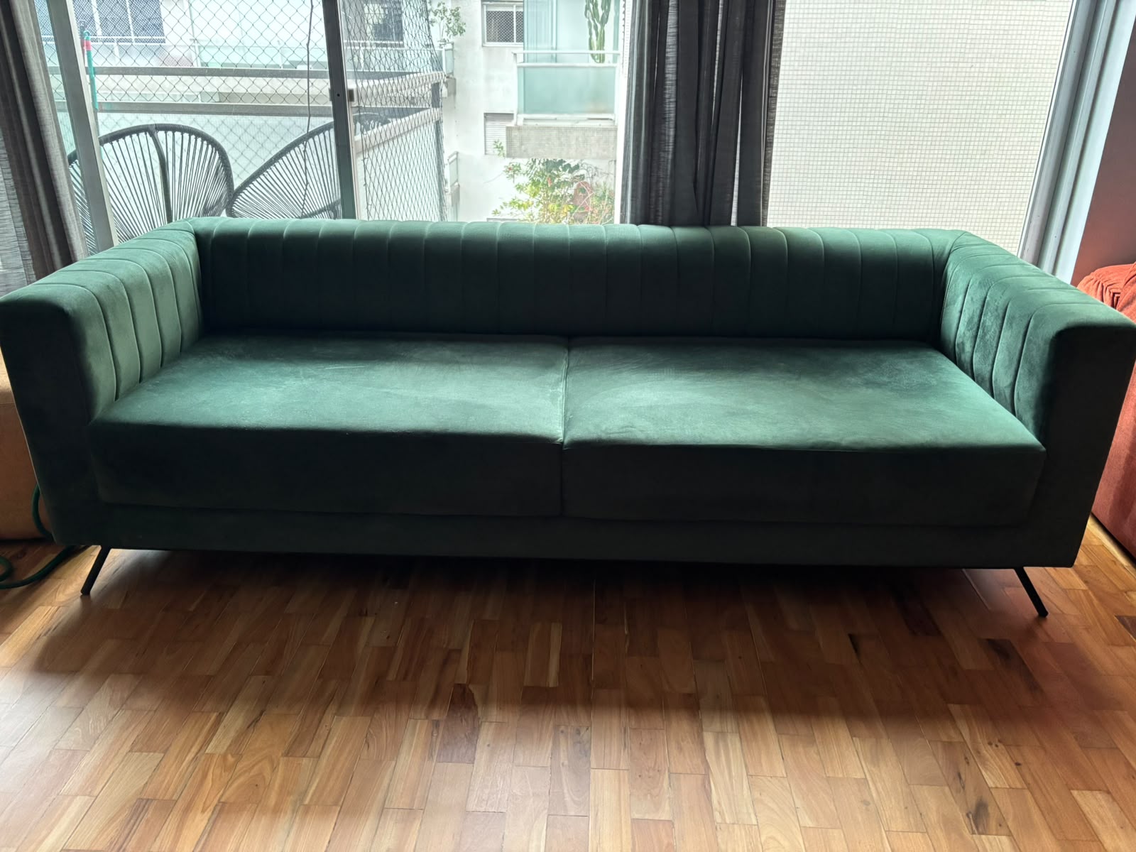 Sofá reto e fixo na cor verde musgo - 2,30m