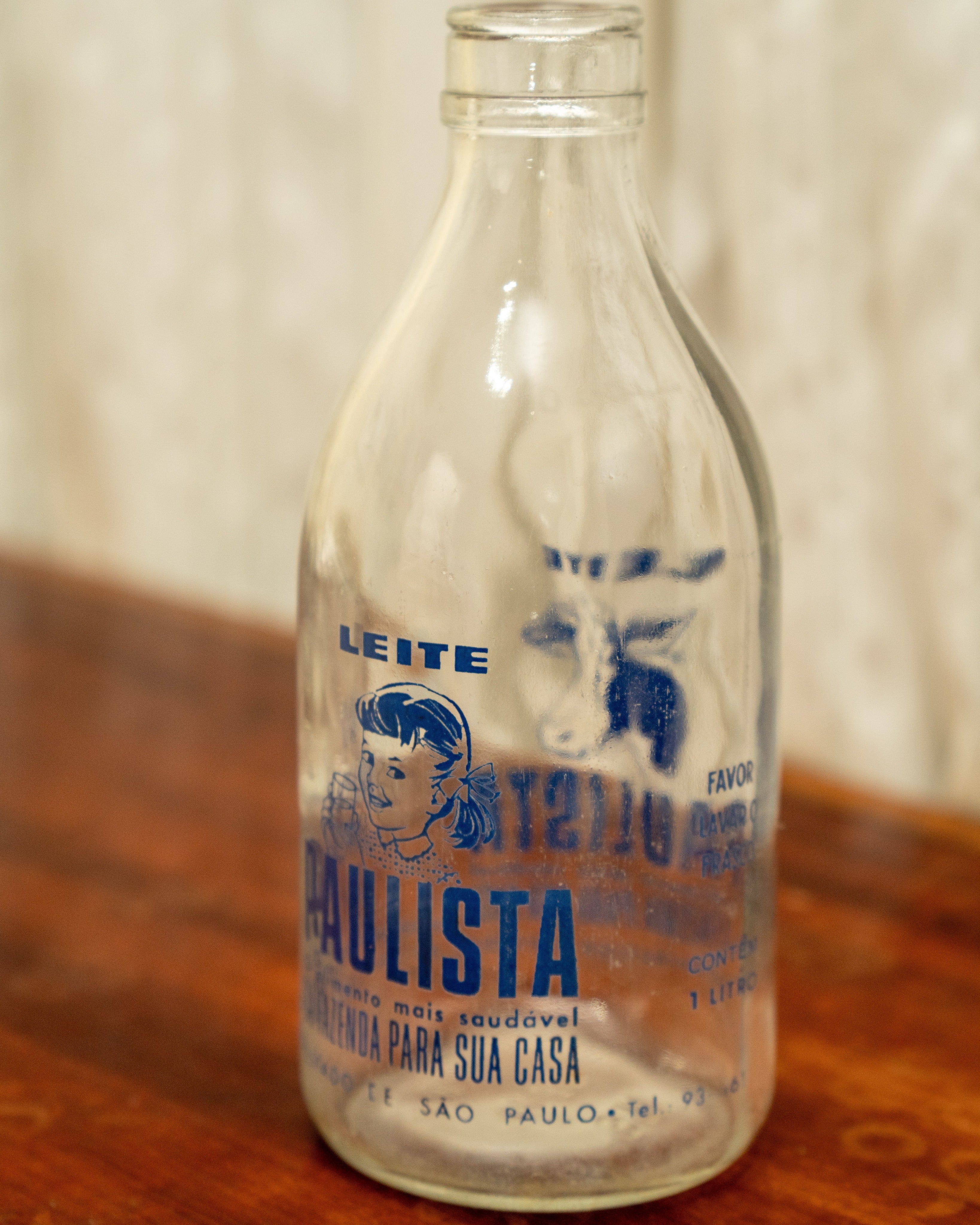 Trio de garrafas de leite vintage com rótulo impresso em azul 