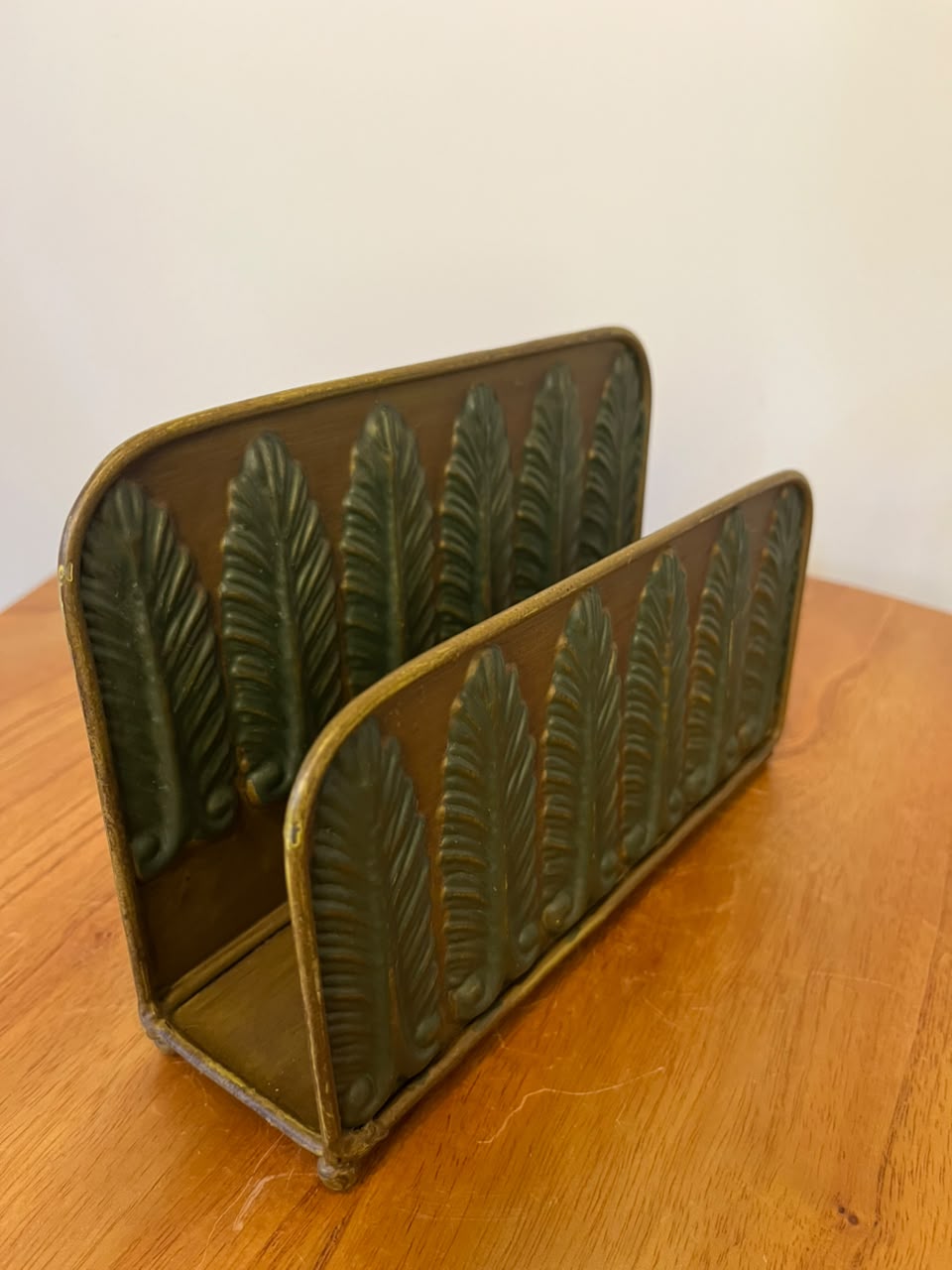 Conjunto com 2 porta-cartas em metal – decoração de folhas em relevo