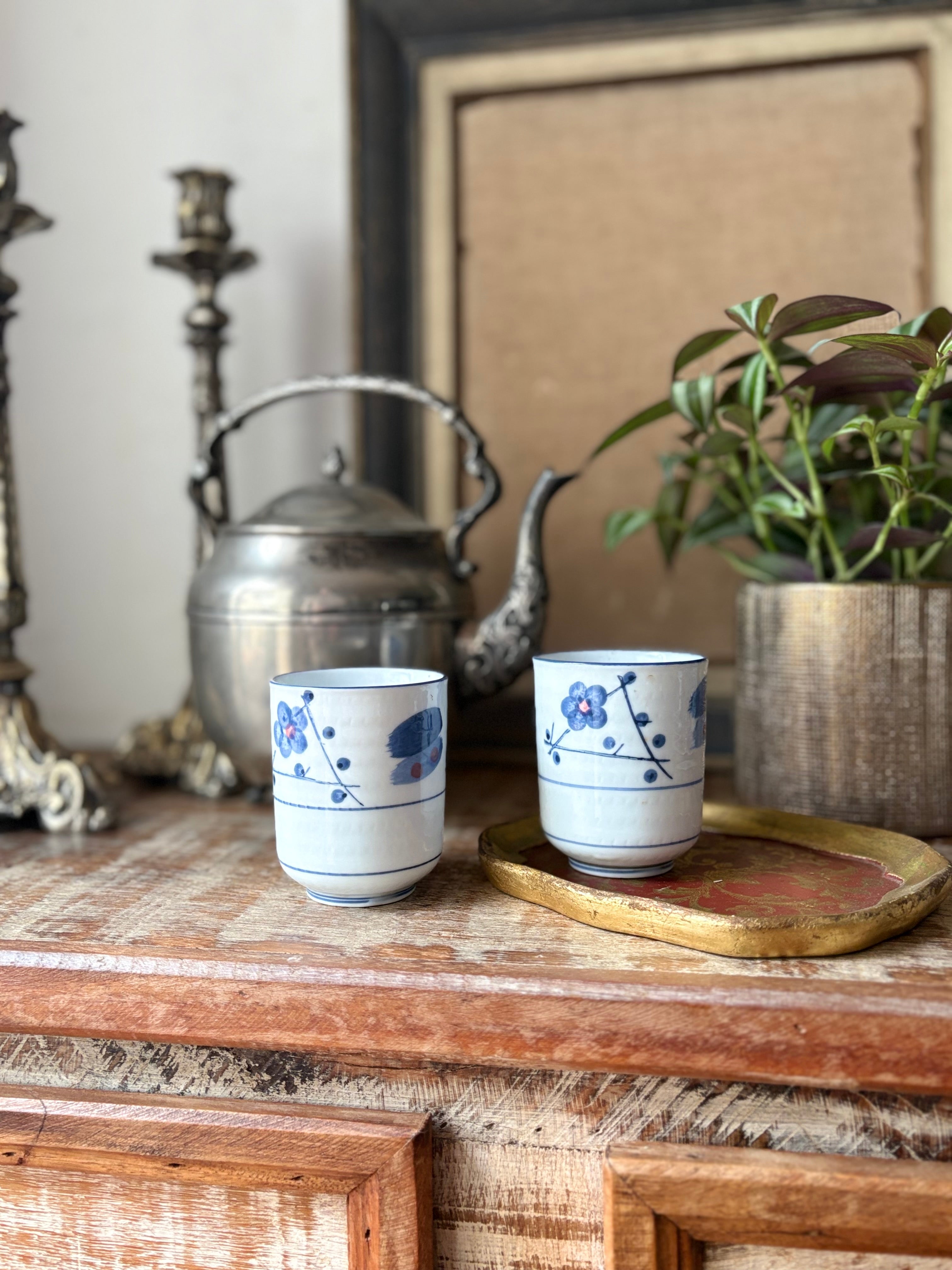 Par de canecas de chá japonesas em porcelana azul e branco 