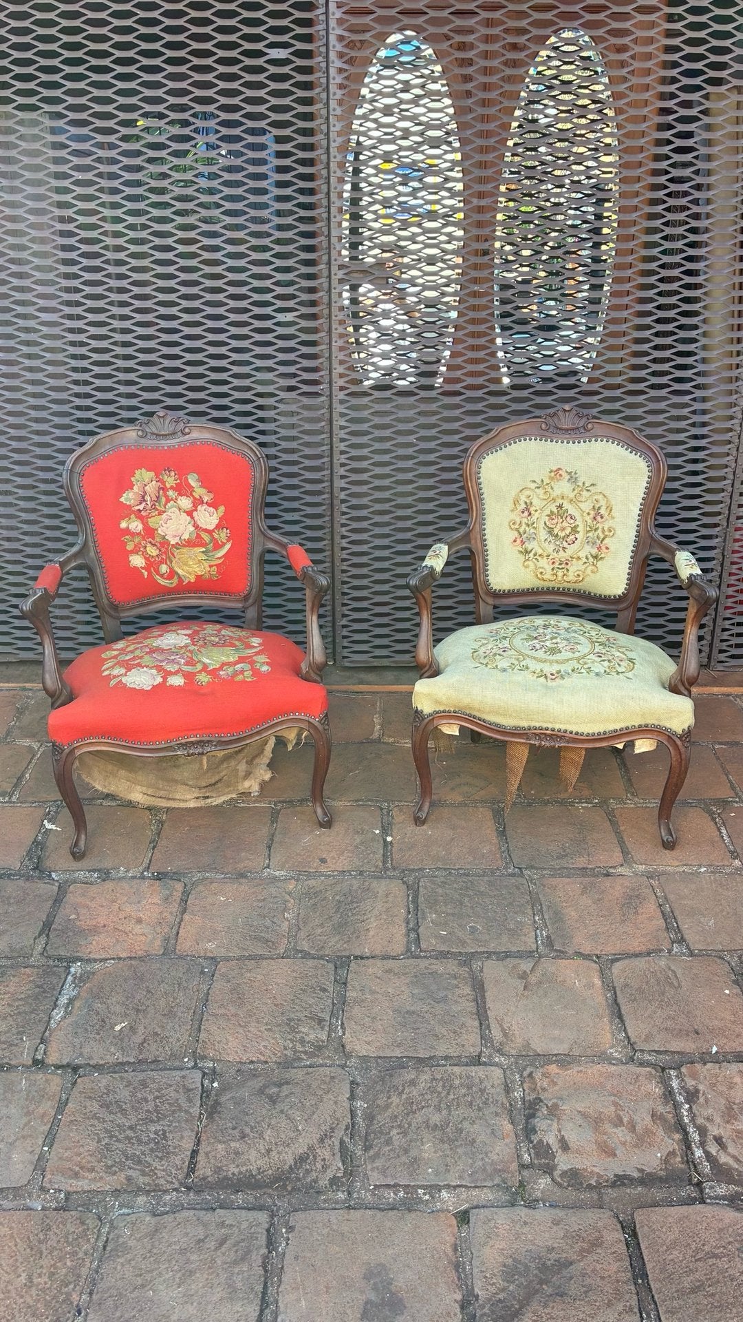Par de Poltronas Luís XV com Tapeçaria em Petit Point