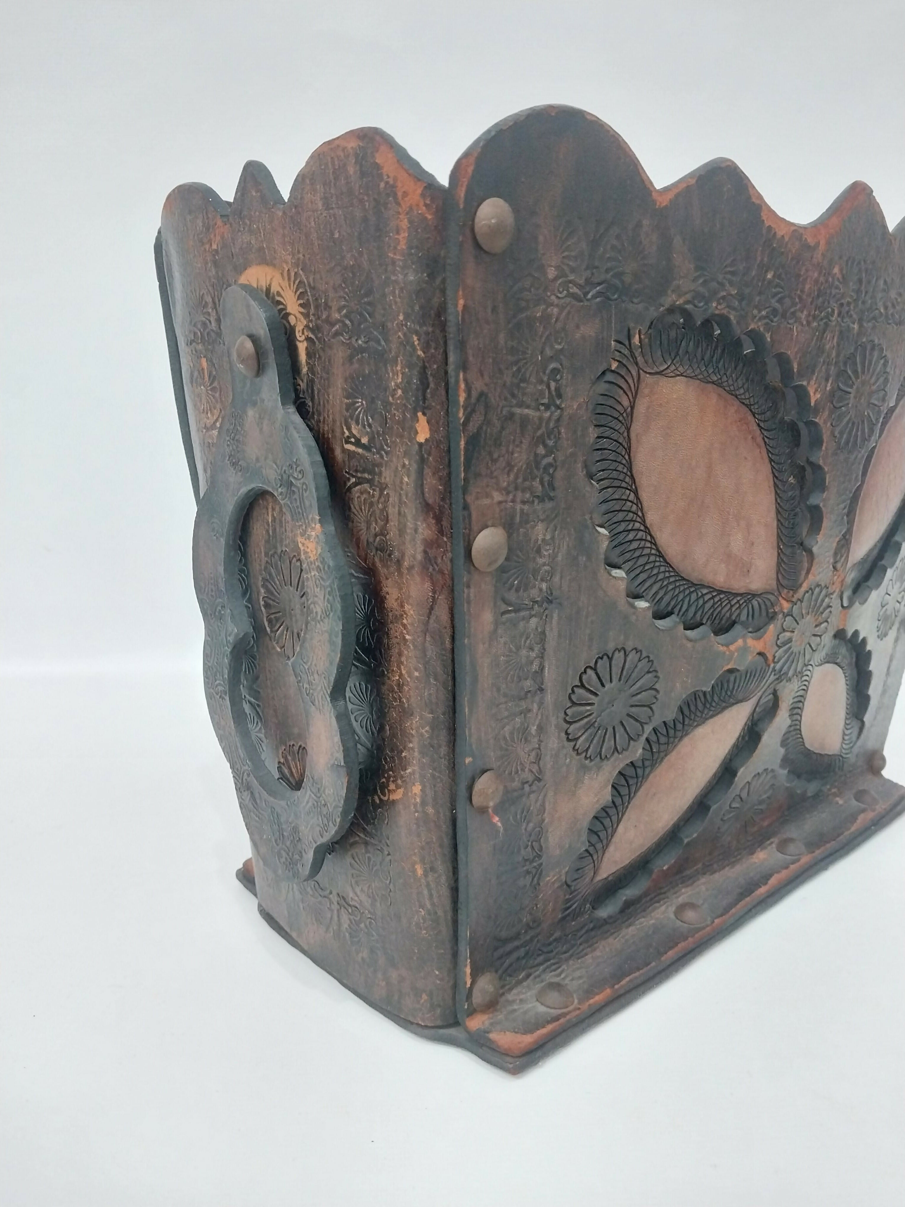 Revisteiro Antigo em Couro Lavrado