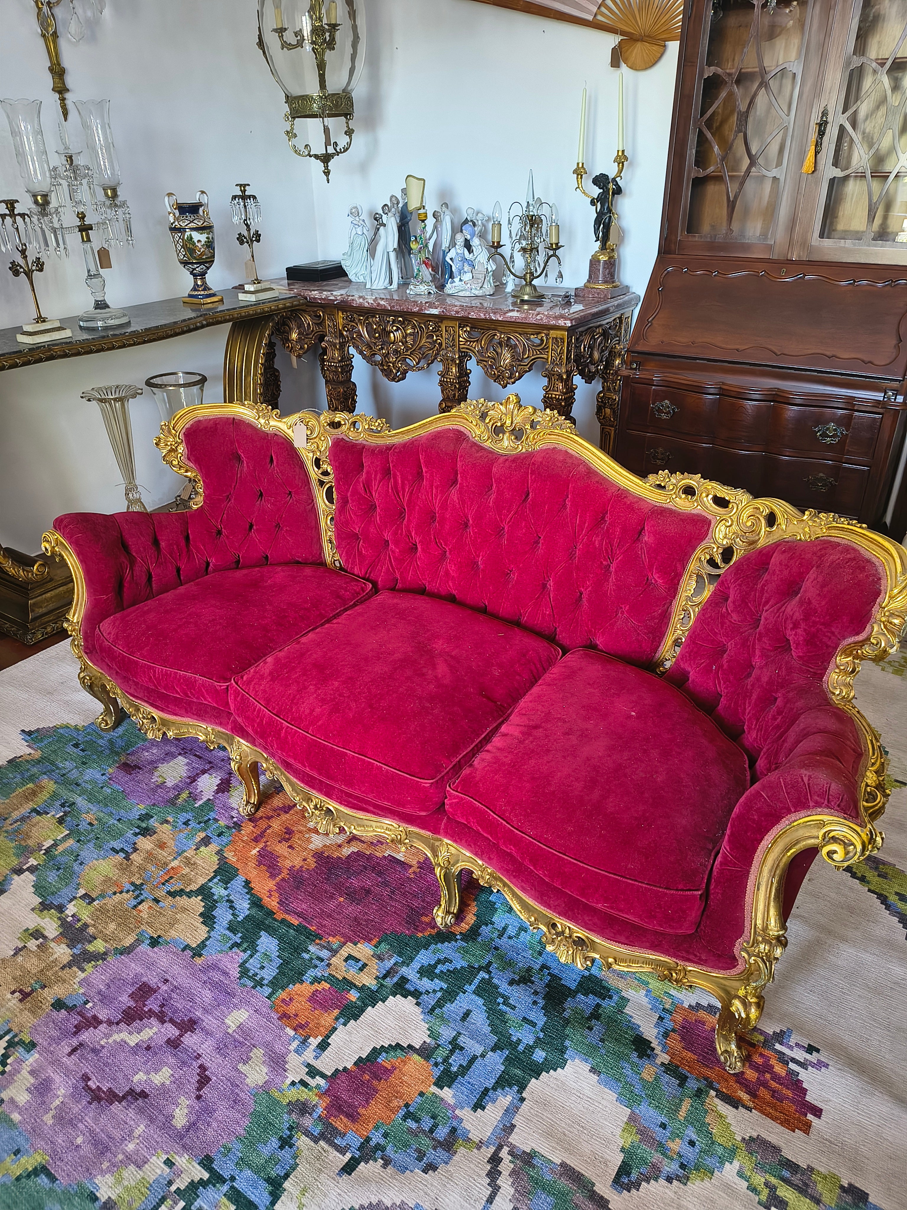 Sofá Luís XV vermelho e dourado 