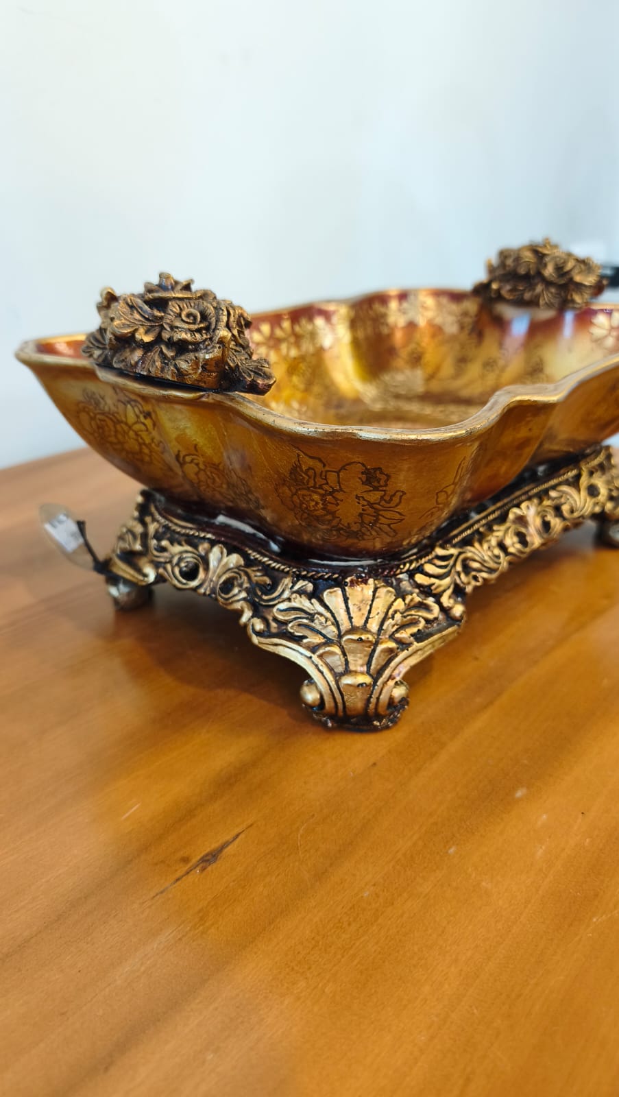 Centro de Mesa Decorativo Retangular Dourado com Motivos Florais – 30 × 19 cm