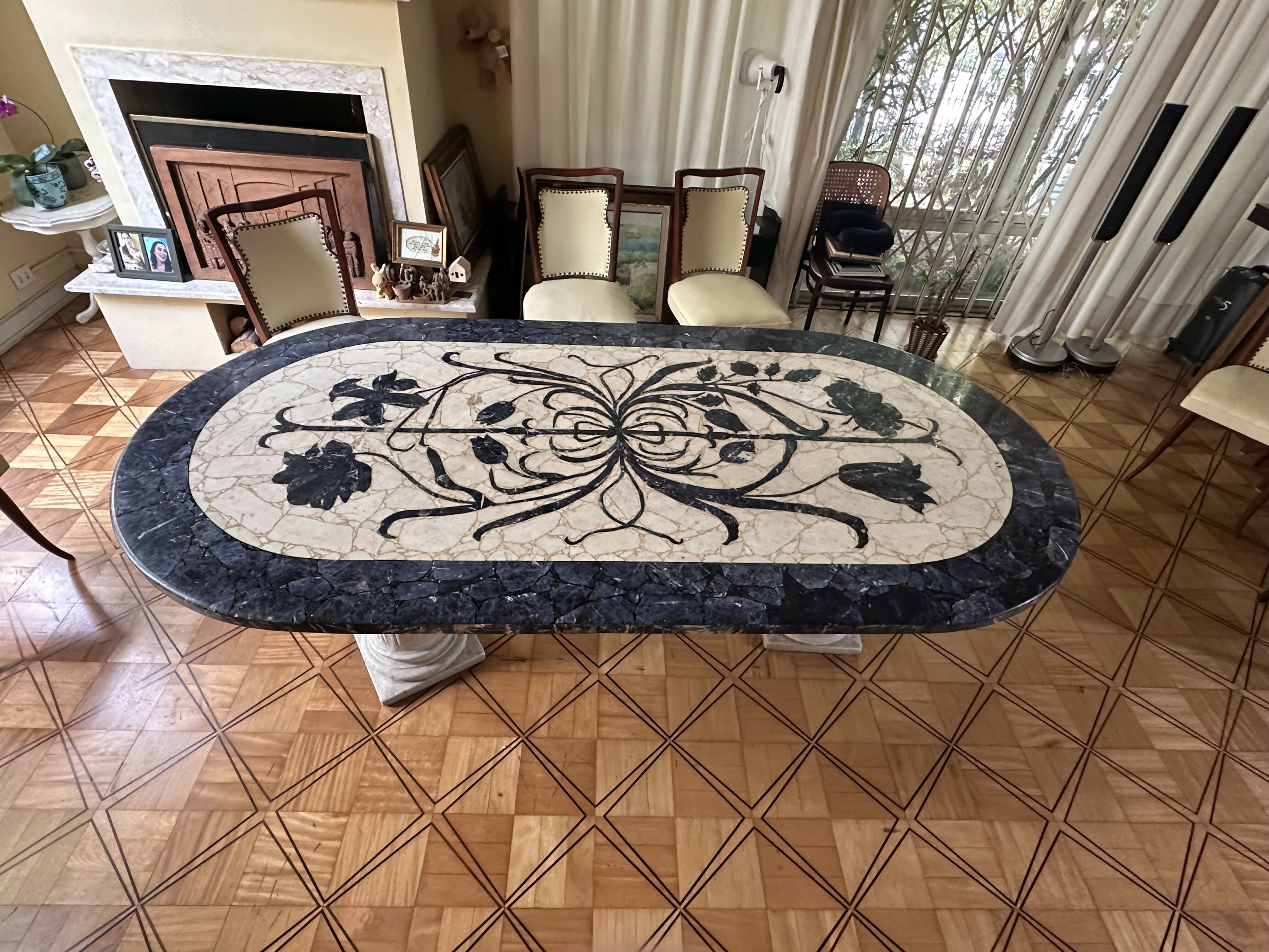 Rara e Maravilhosa Mesa de Jantar em Mármore com desenhos