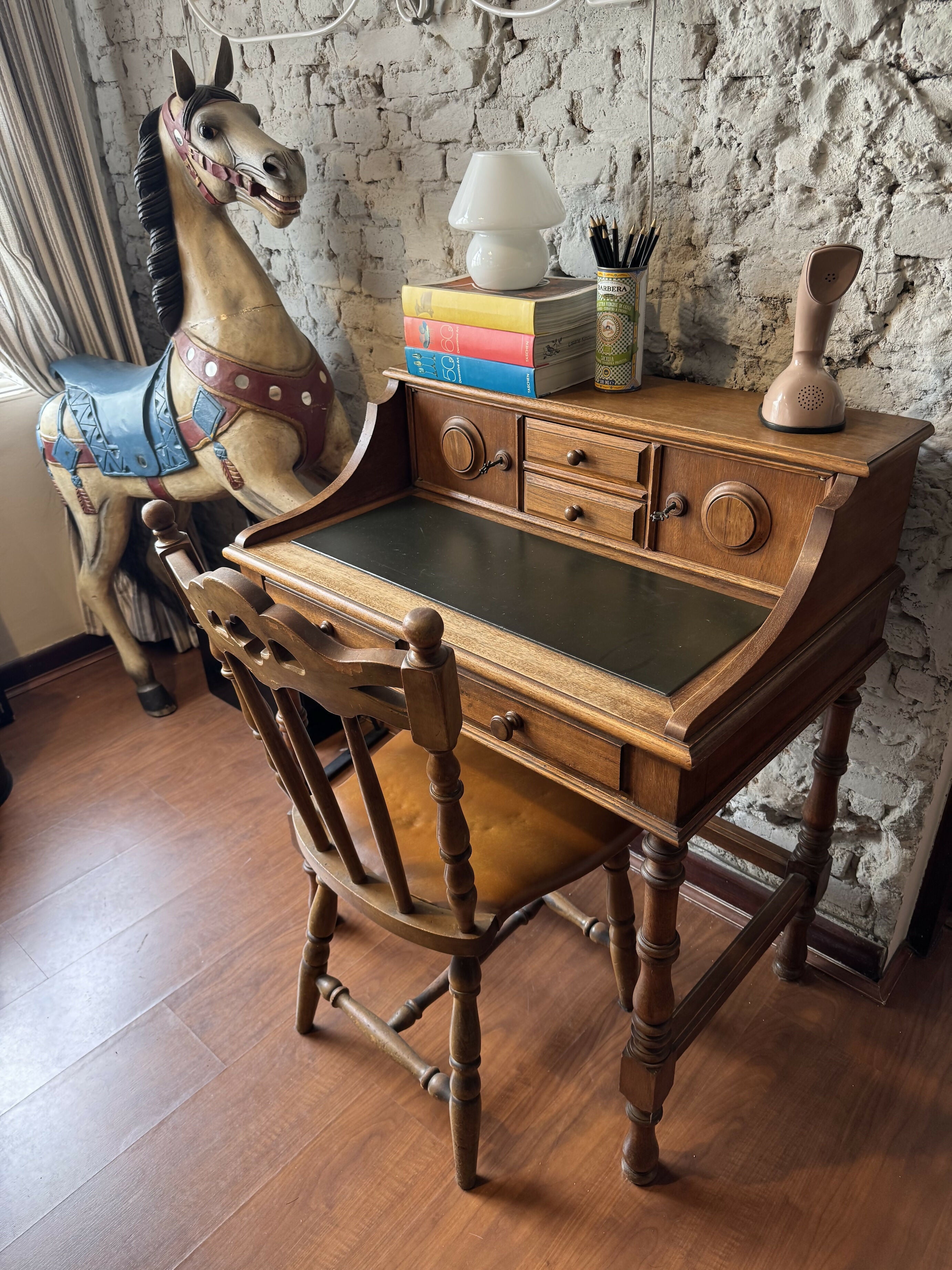 Escrivaninha / penteadeira em madeira maciça