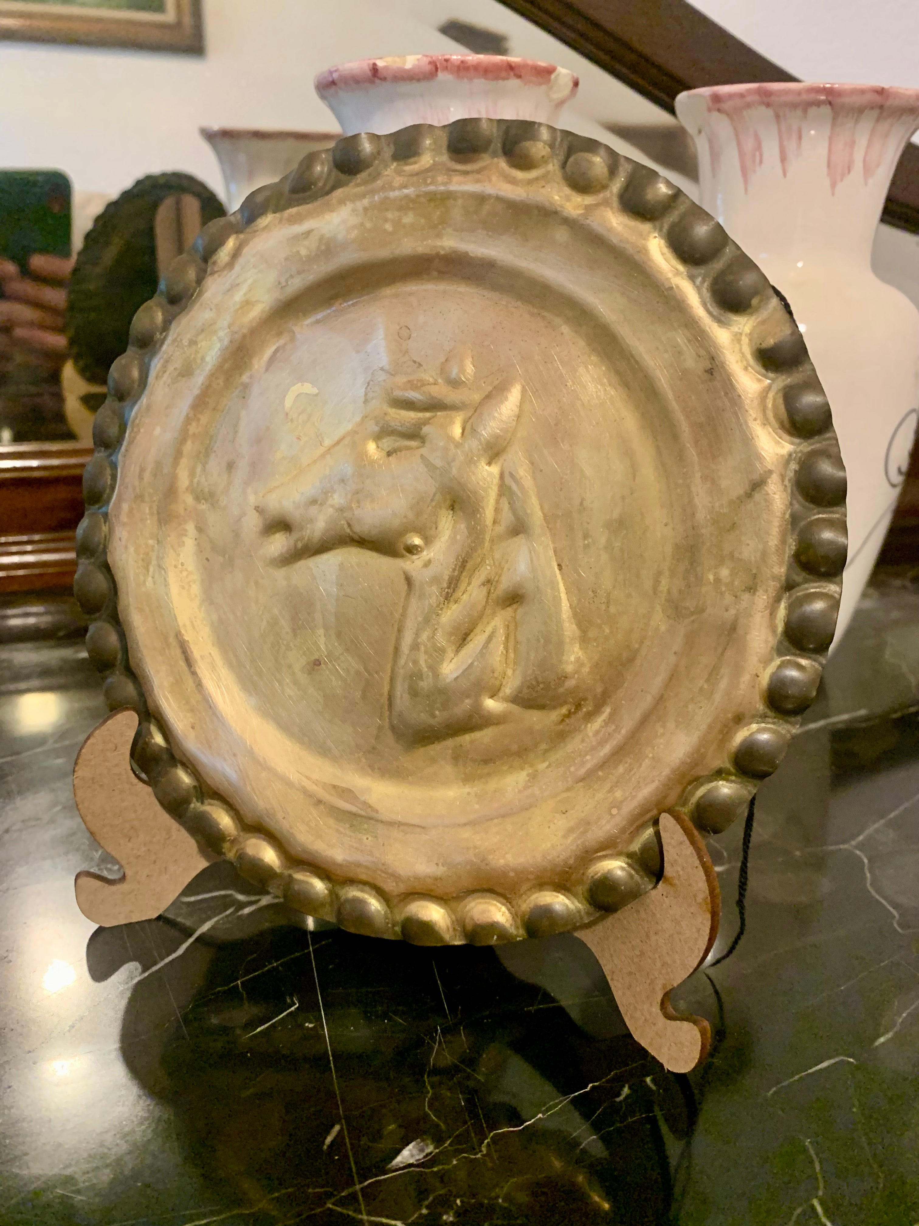 Bela placa ou prato decorativo com cabeça de cavalo