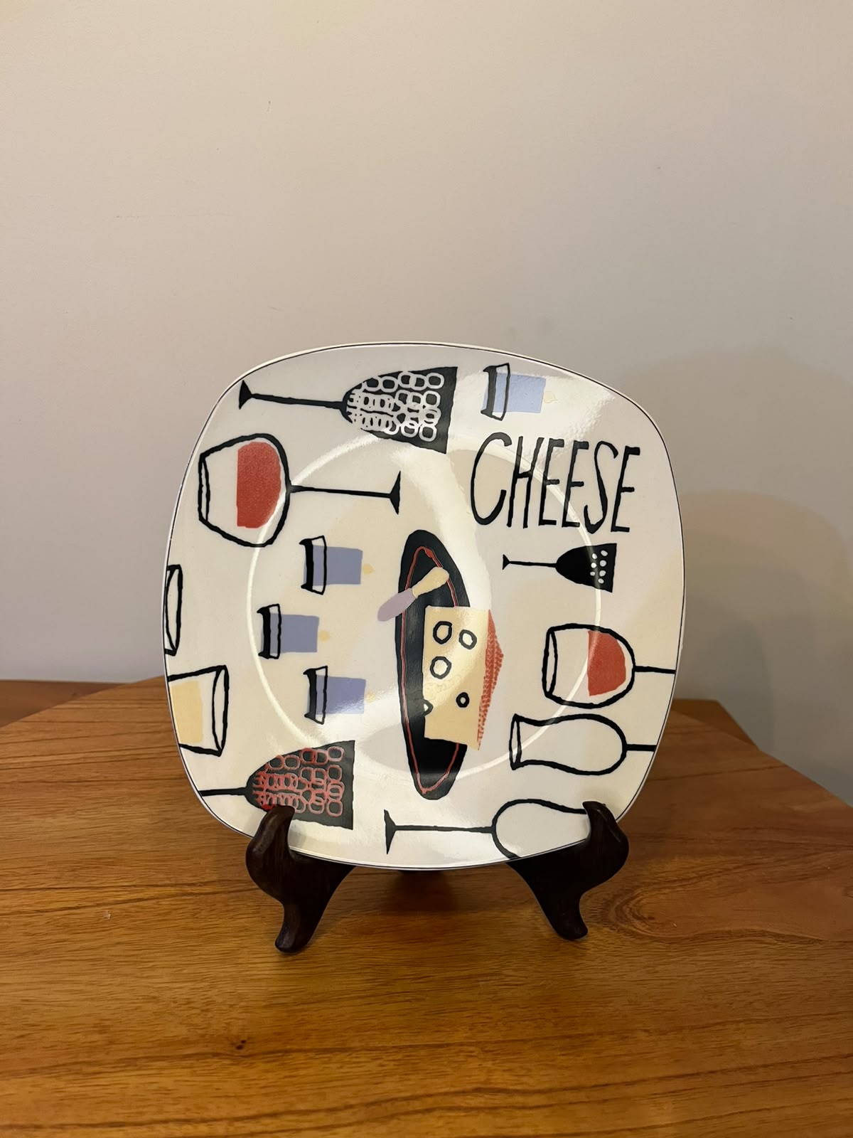Conjunto com 4 Pratos Decorativos – Tema Vinho e Queijo – 20 × 20 cm