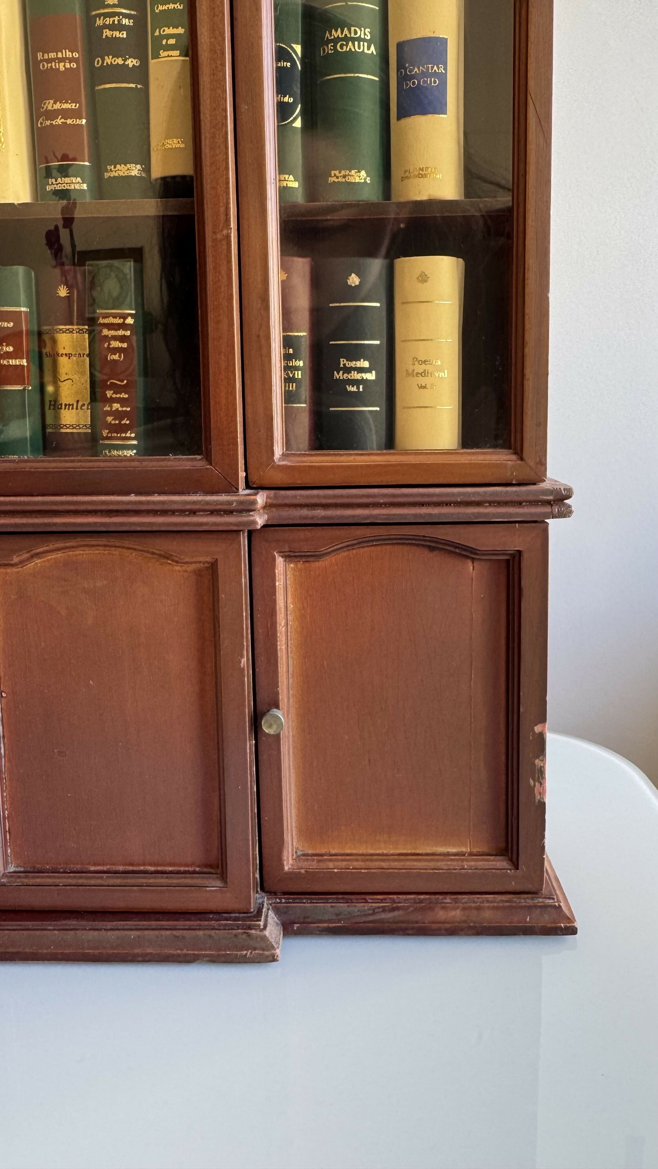 Estante com Coleção Grandes Obras da Literatura Universal (MINIATURA) - Planeta DeAgostini