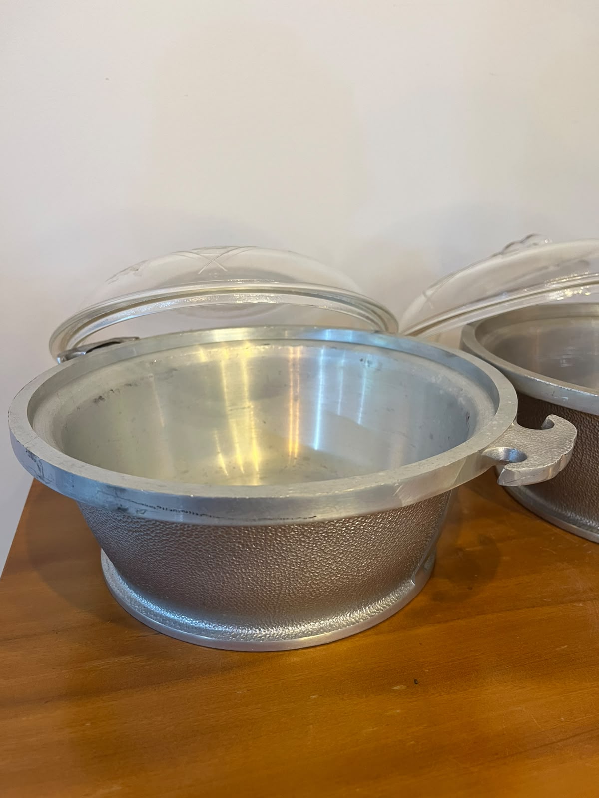 Par de Recipientes em metal prateado com Tampas de Vidro – Estilo Vintage