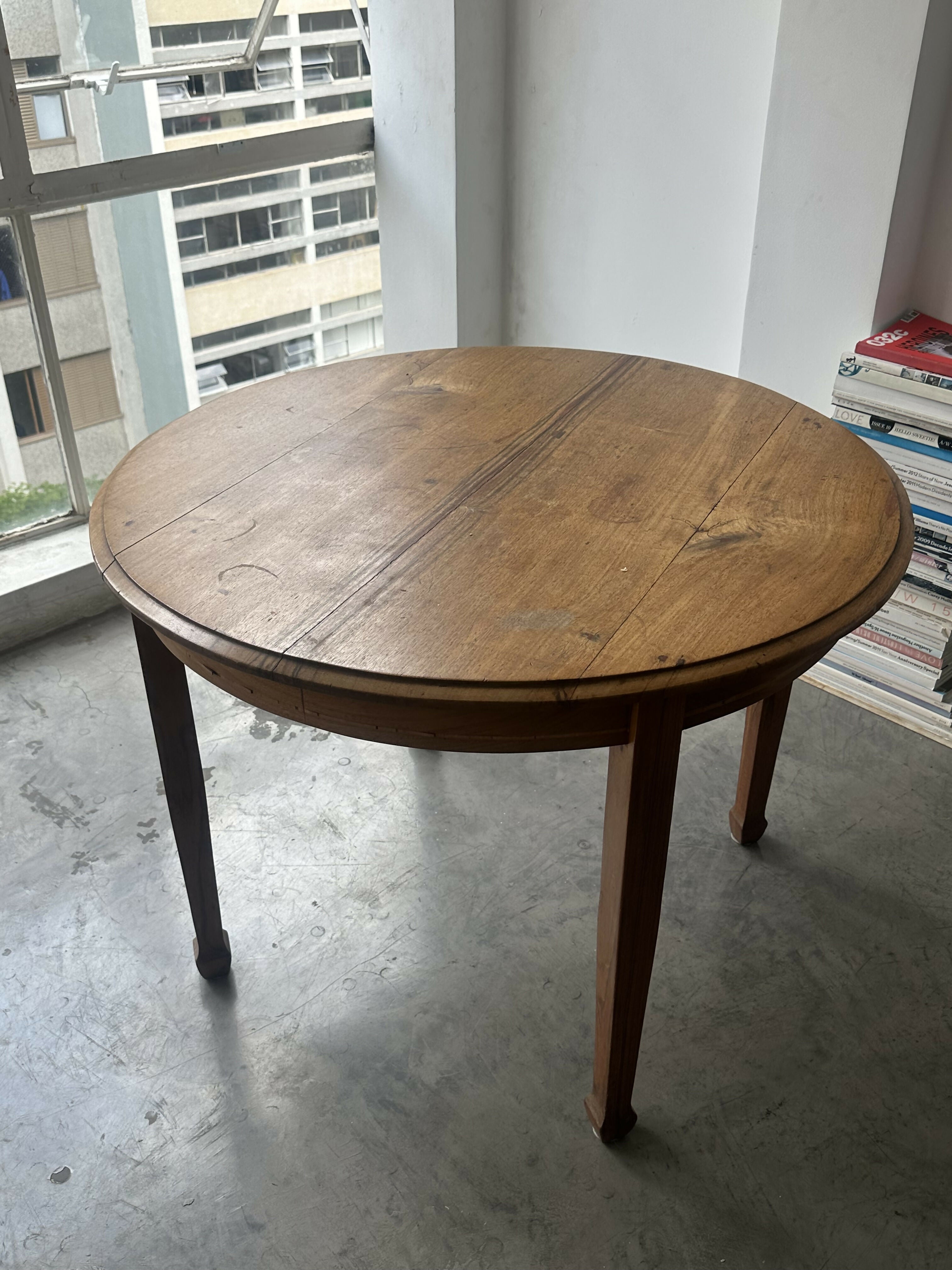 Mesa redonda em madeira