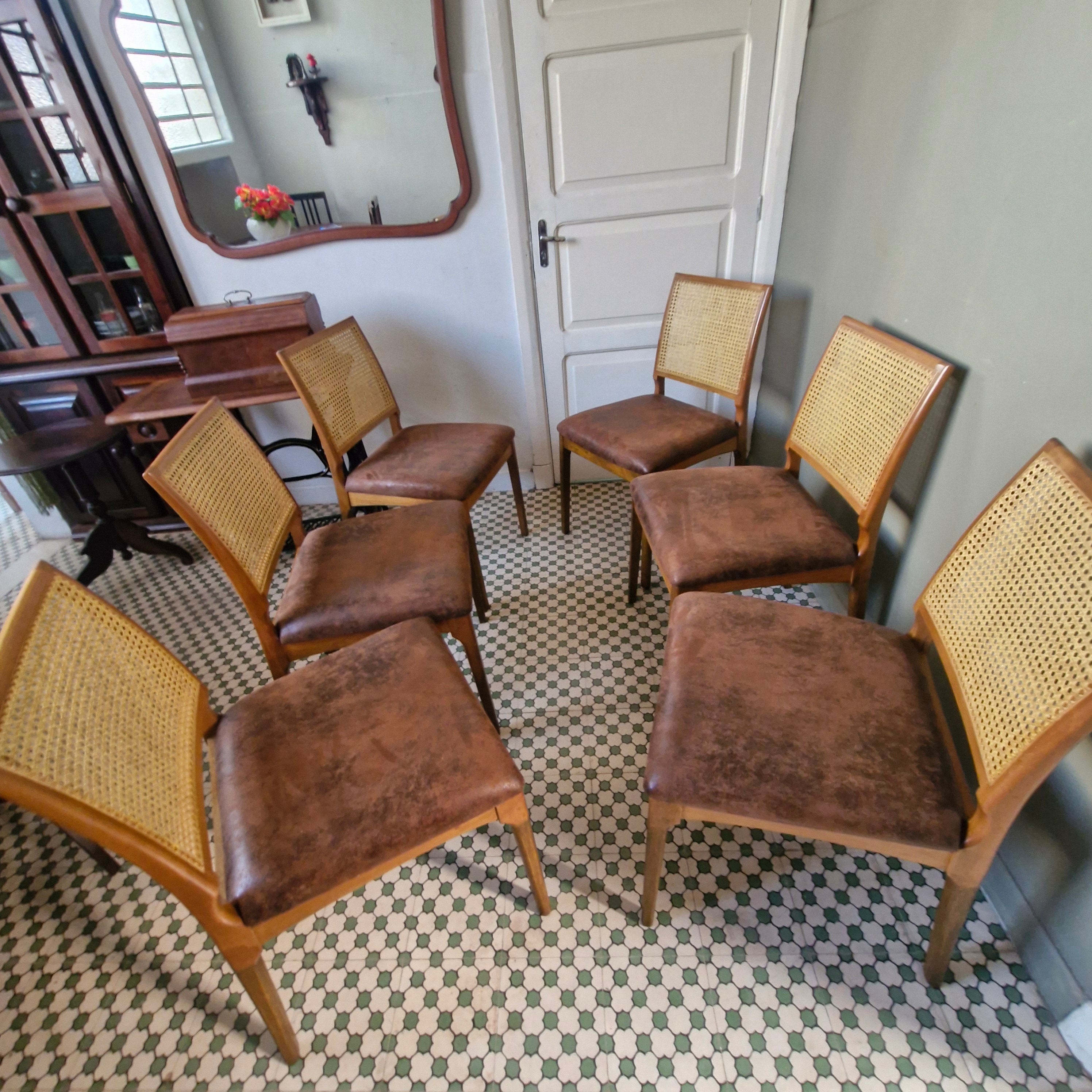 Conjunto com 6 Cadeiras restauradas com estofado marrom e encosto em palhinha 