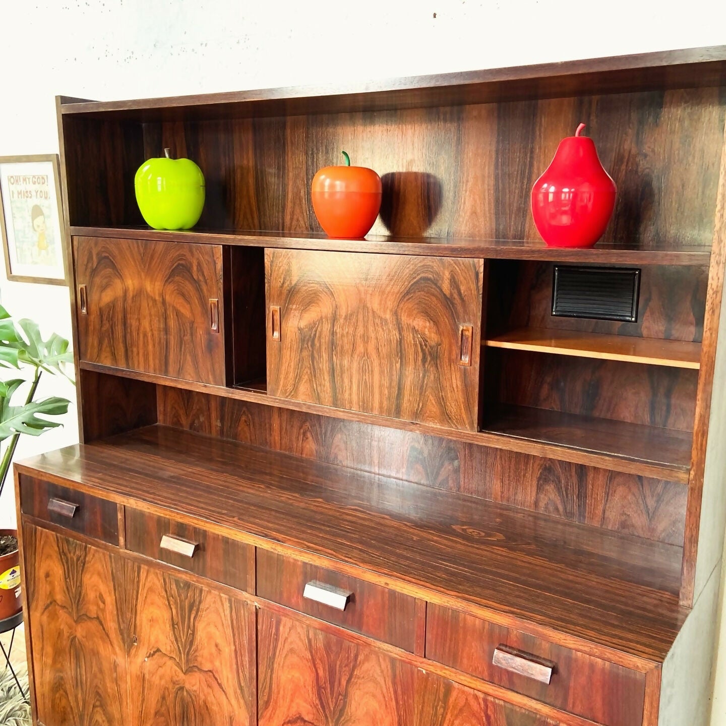 Estante Mid Century anos 60 design escandinavo em jacarandá