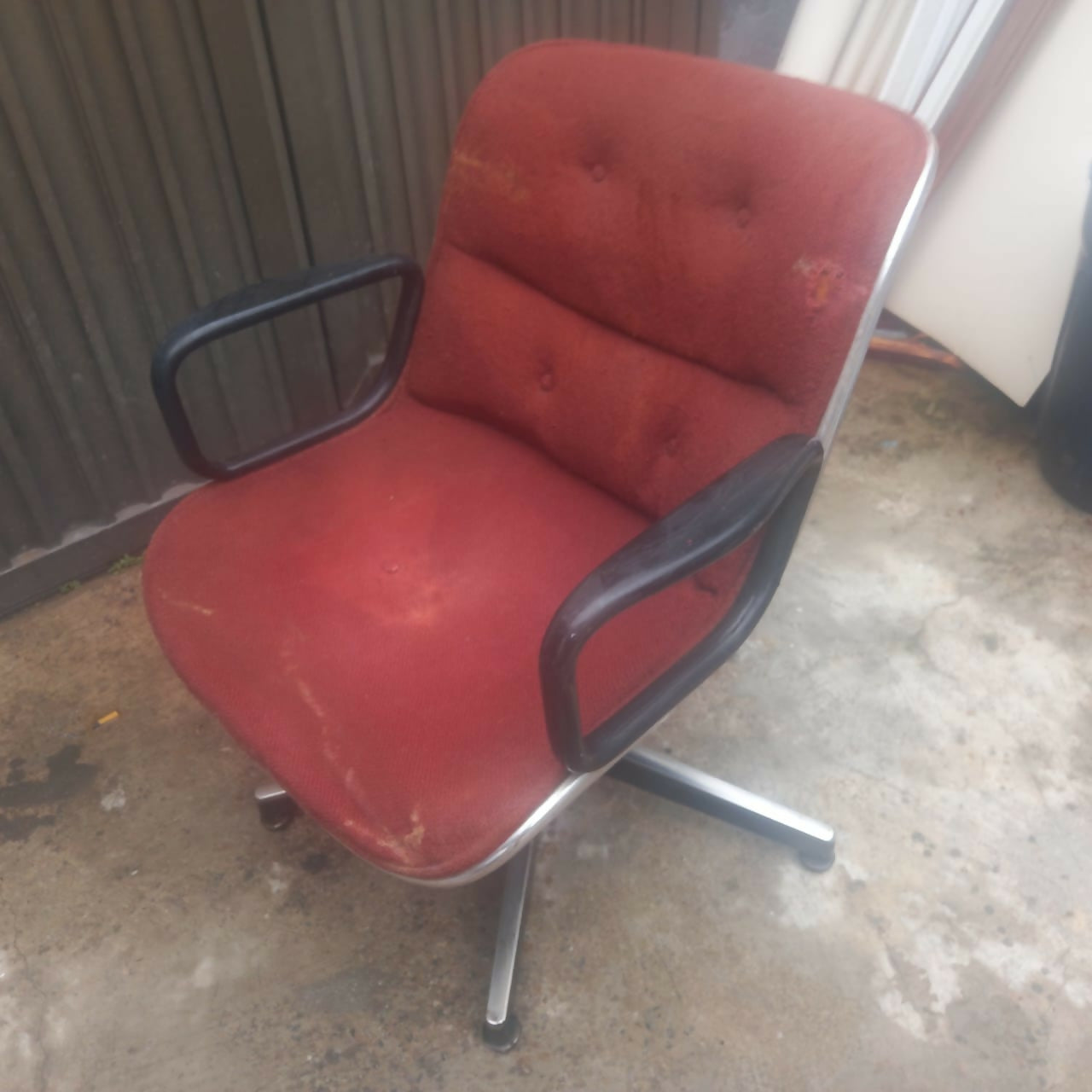 Cadeiras Charles Pollock estofado vermelho