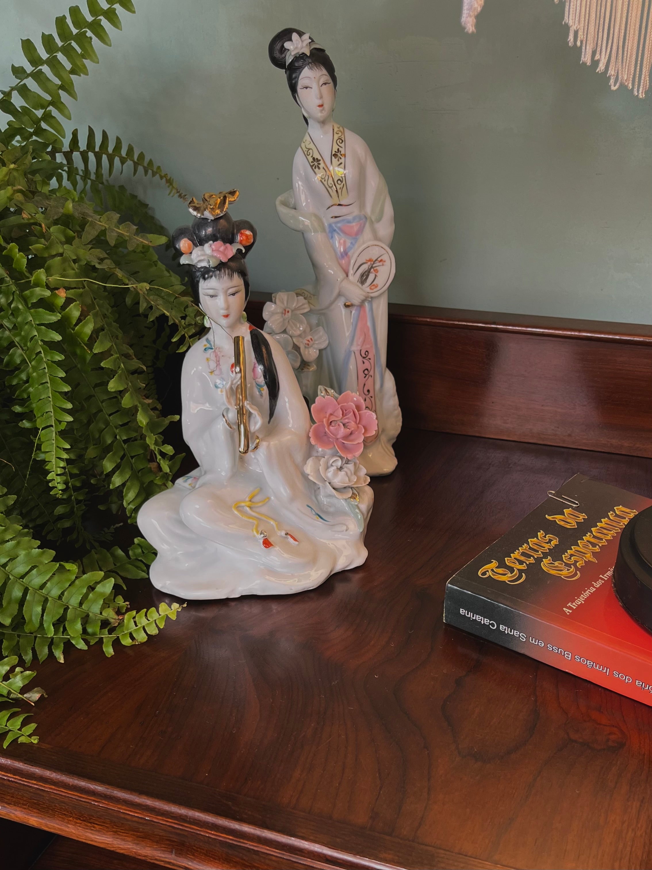 Escultura Gueixa em porcelana decorada