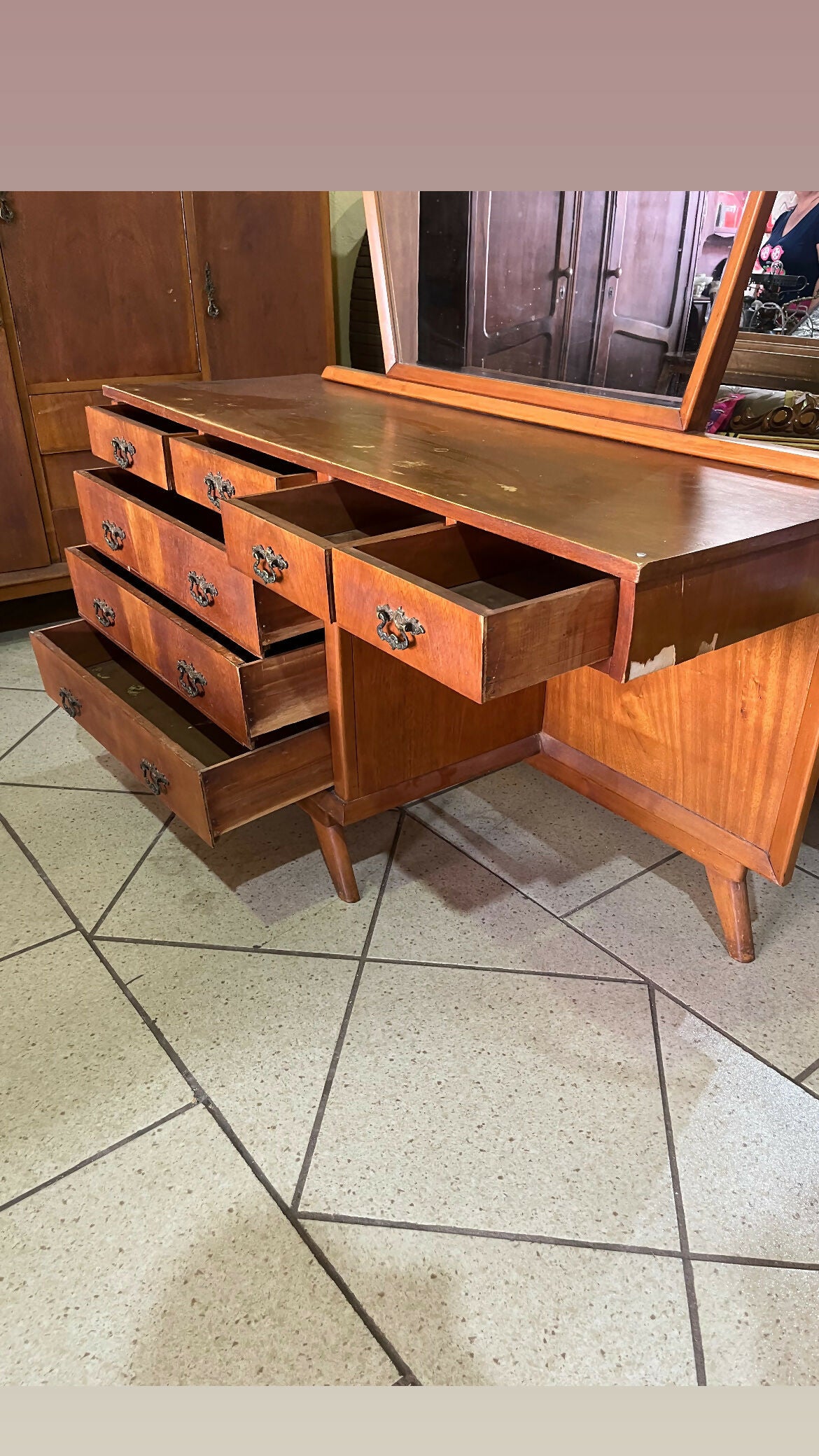 CÔMODA/ESCRIVANINHA/PENTEADEIRA ANOS 50 pés palito (temos o guarda roupas também)