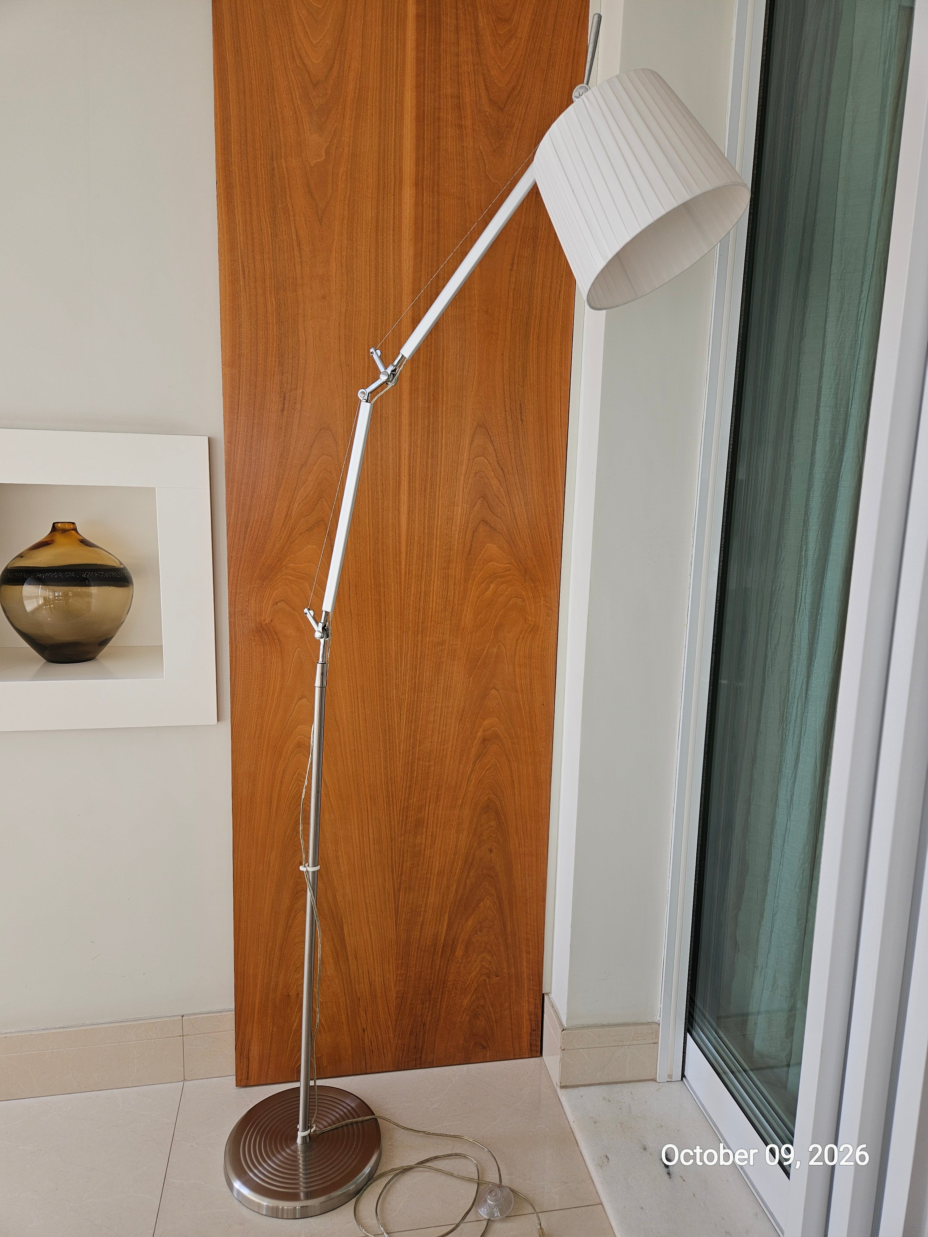 Luminária de piso articulada branca com inspiração na Artemide Tolomeo
