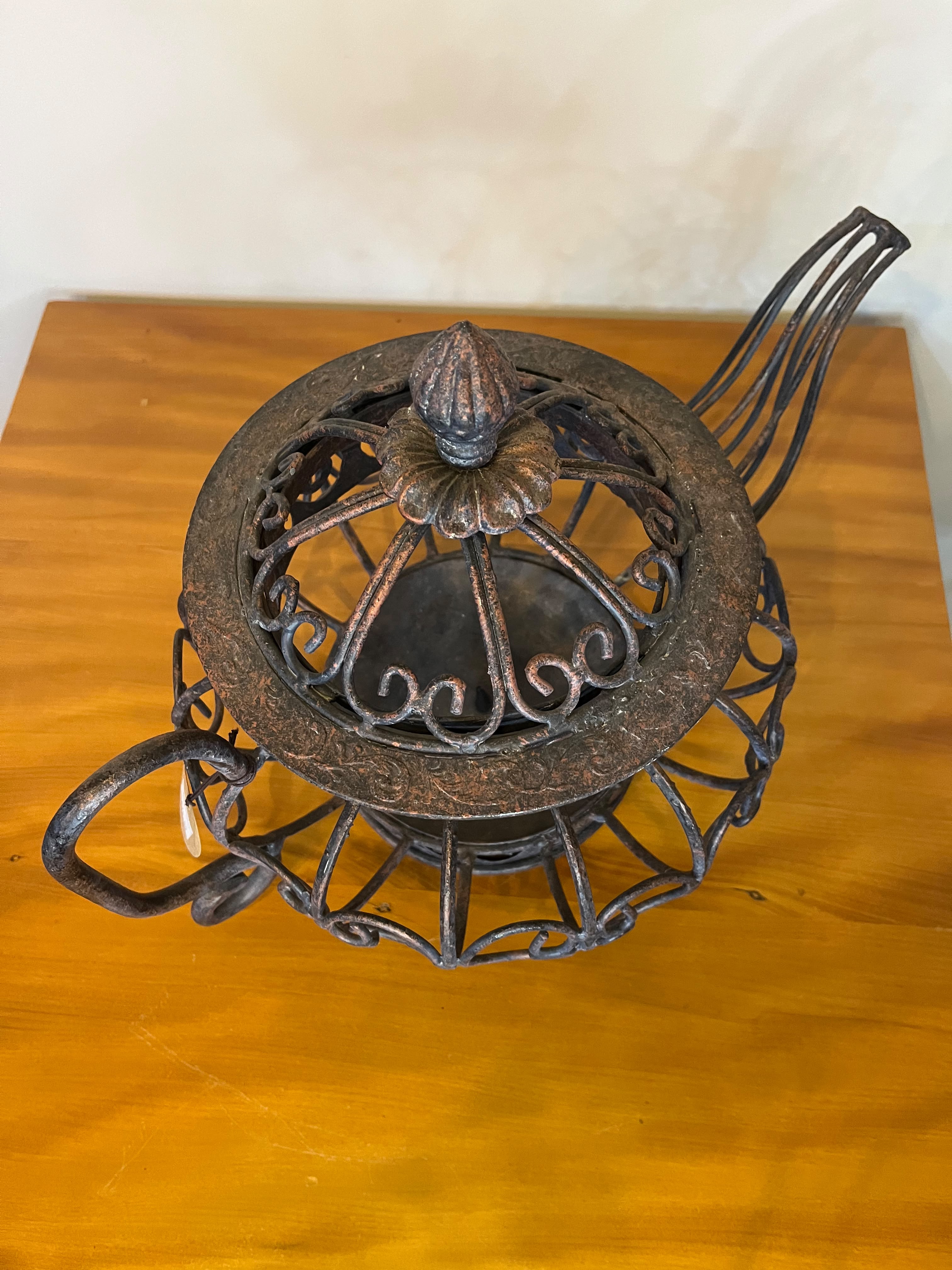 Bule Decorativo em Ferro Trabalhado