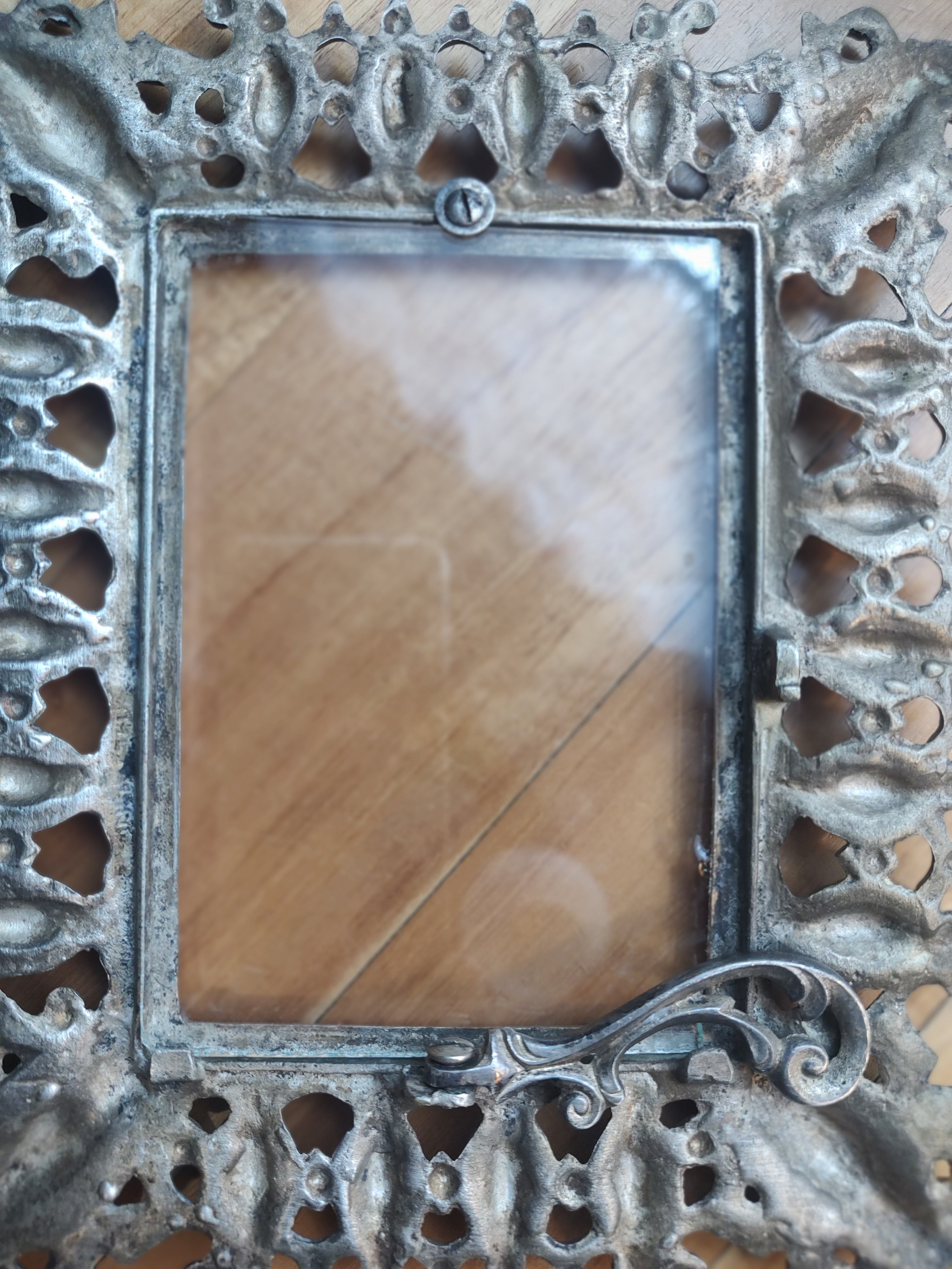 Imponente porta retratado em metal prateado ricamente adornado (vertical e horizontal)
