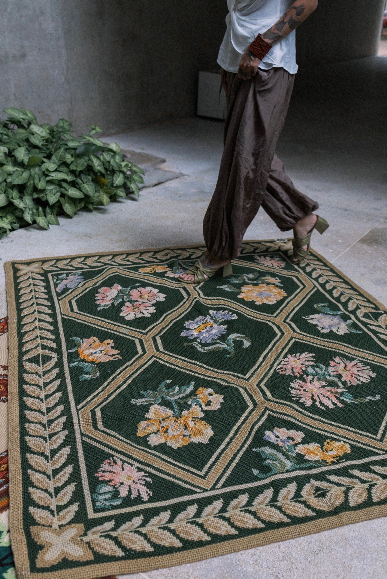 Tapeçaria / tapete bordado à mão Casa Caiada com fundo verde e motivos florais 
