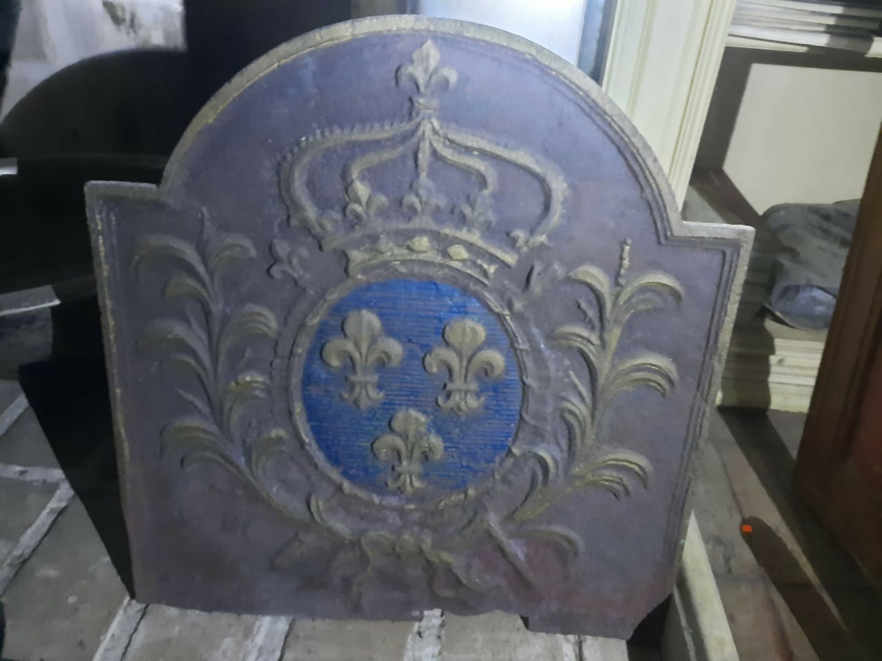 Placa / Adorno em ferro fundido com coroa e flores