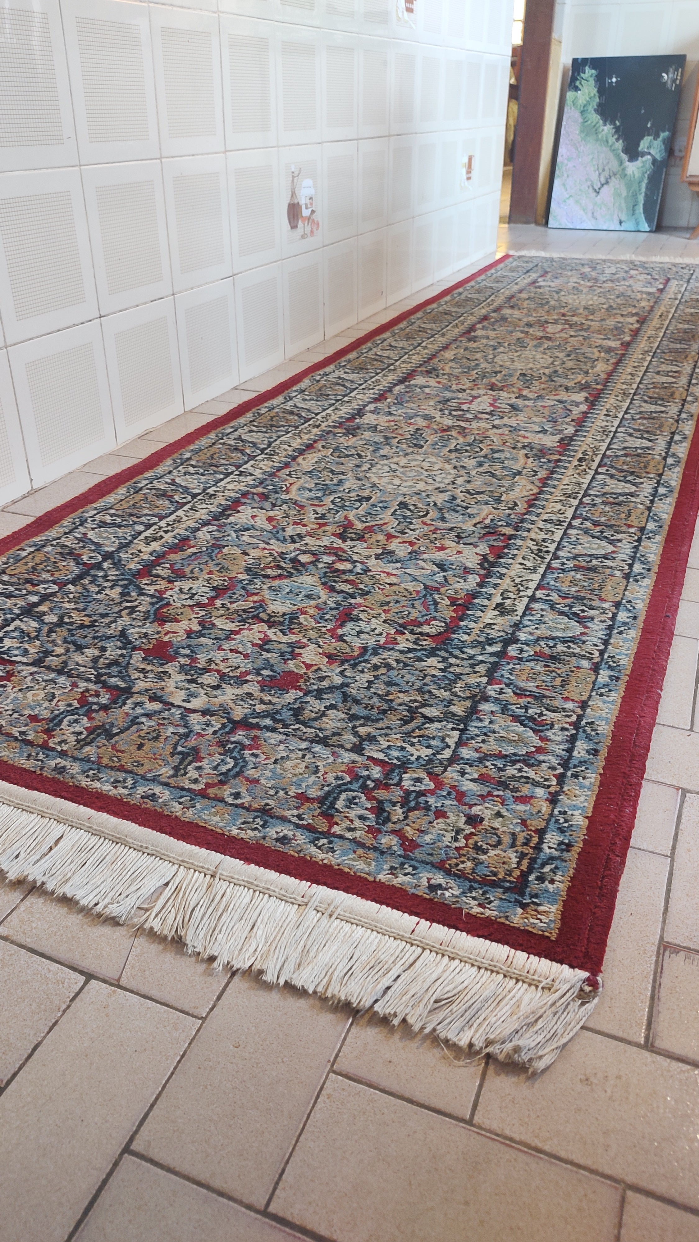 Tapete Passadeira Yesemek importado da Turquia em tonalidade predominante vermelho e azul acinzentado (300cm x 80cm)