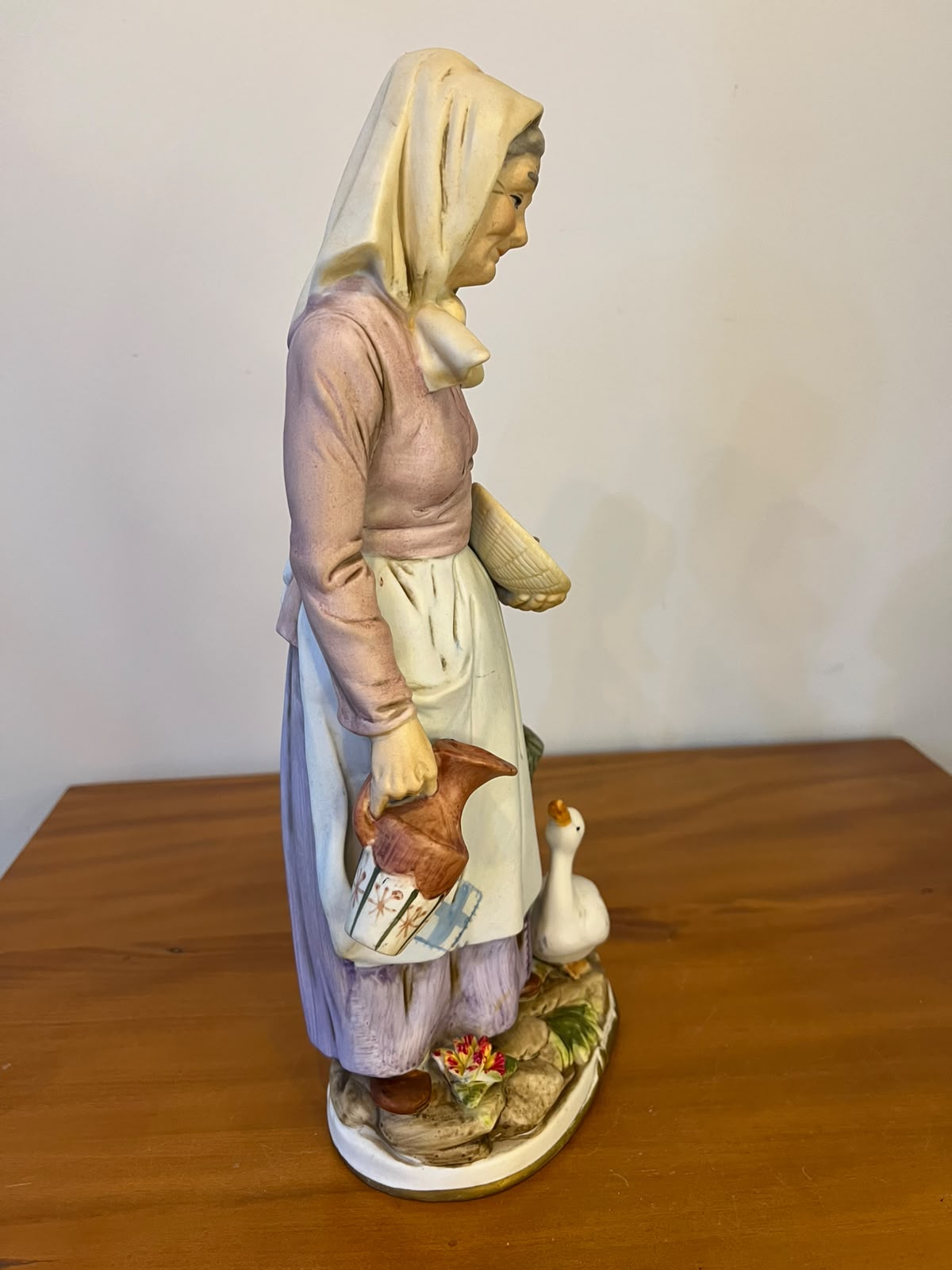Escultura decorativa em porcelana – senhora camponesa com ganso – 35 cm