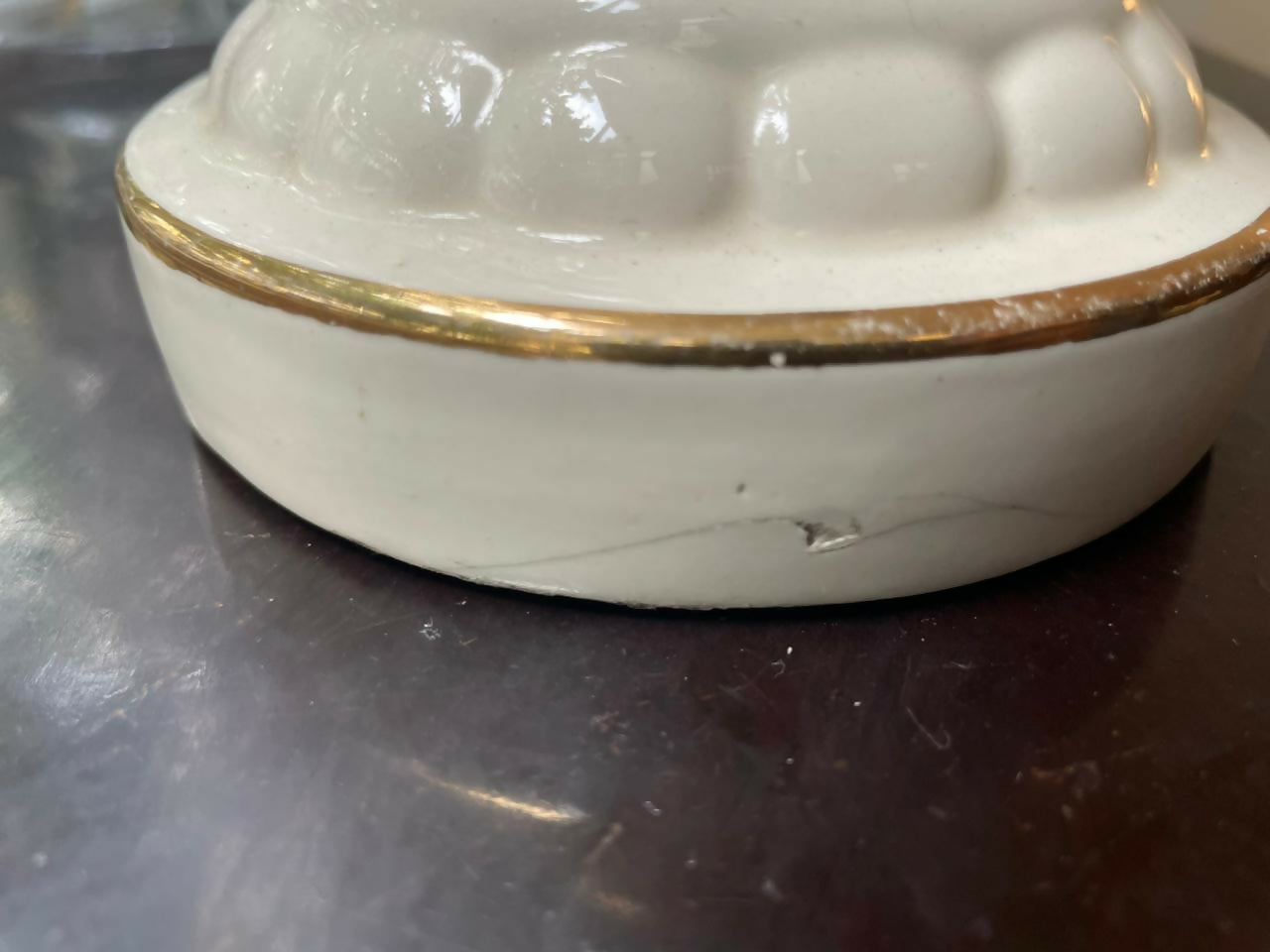 Abajur em porcelana com cena galante e douração