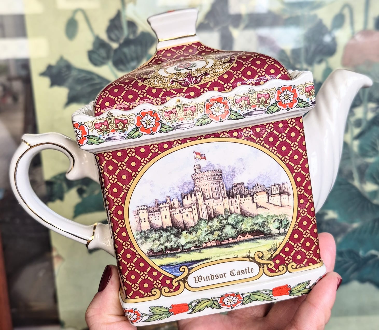 Bule de chá incrível em porcelana vintage inglesa James Sadler, coleção "Best of British Castles", modelo Castelo de Windsor.