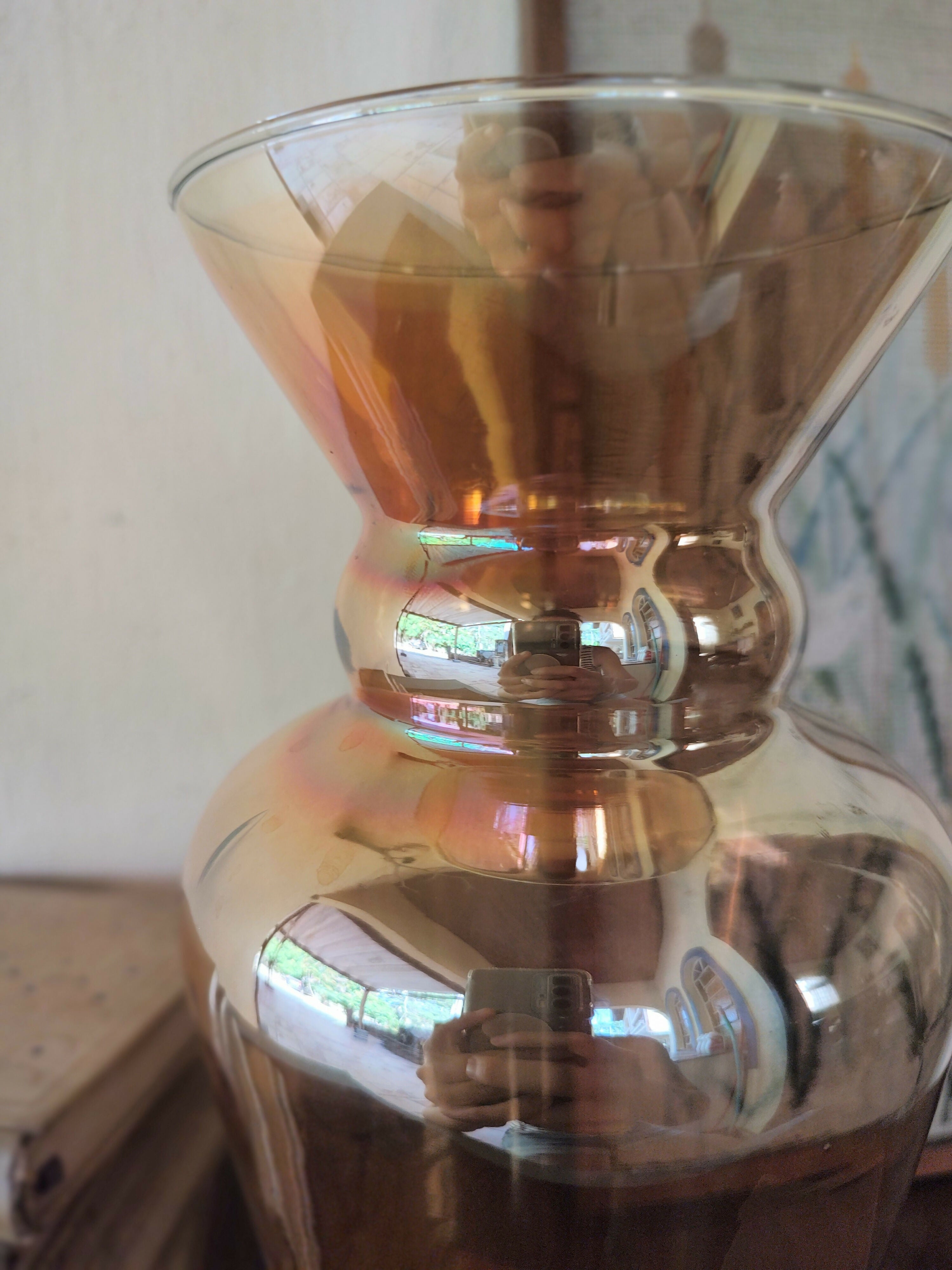 Antigo Vaso Decorativo em vidro levemente âmbar com reflexo furtacor