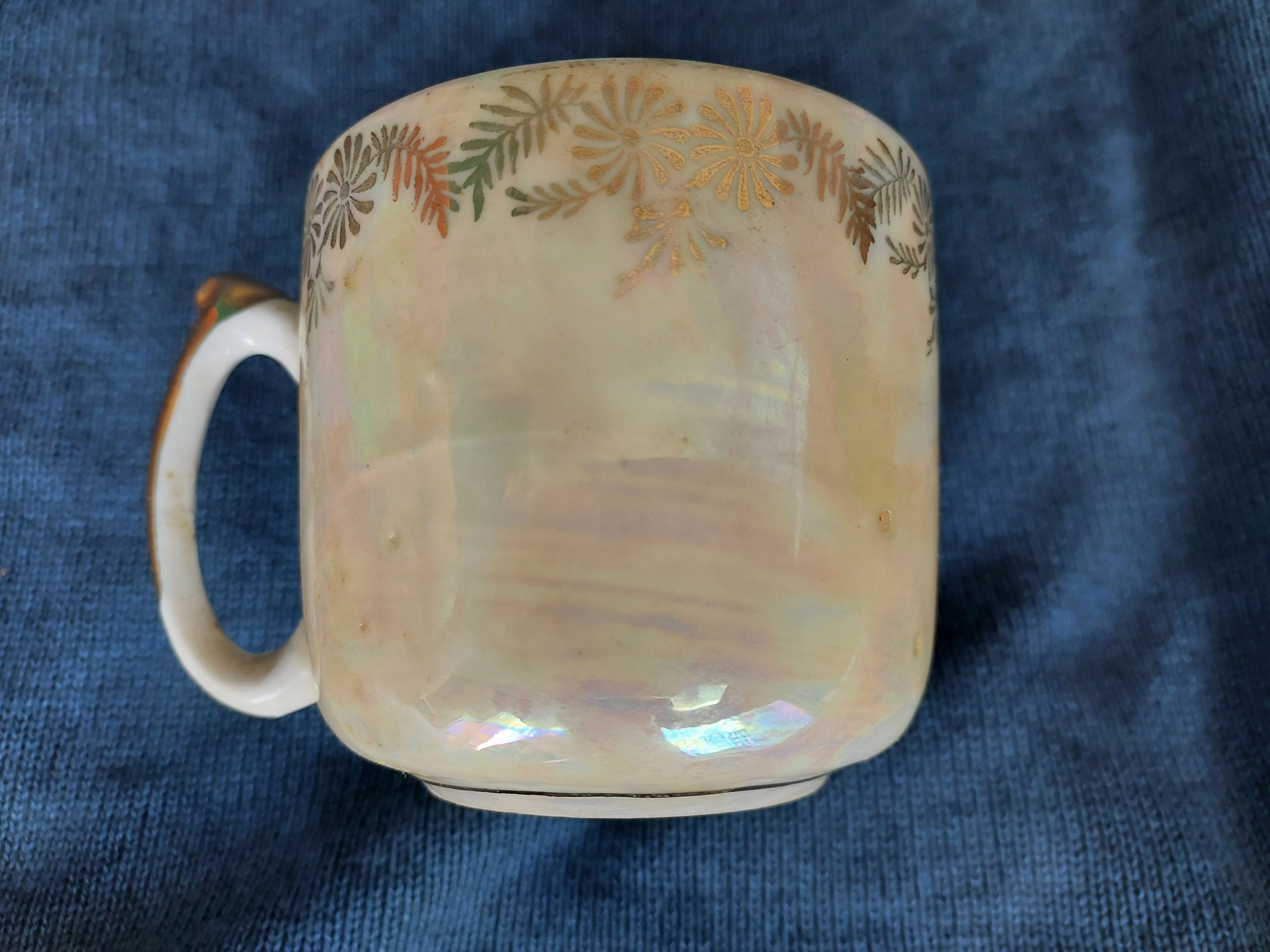 Xícara de Chá Antiga com Cena Romântica