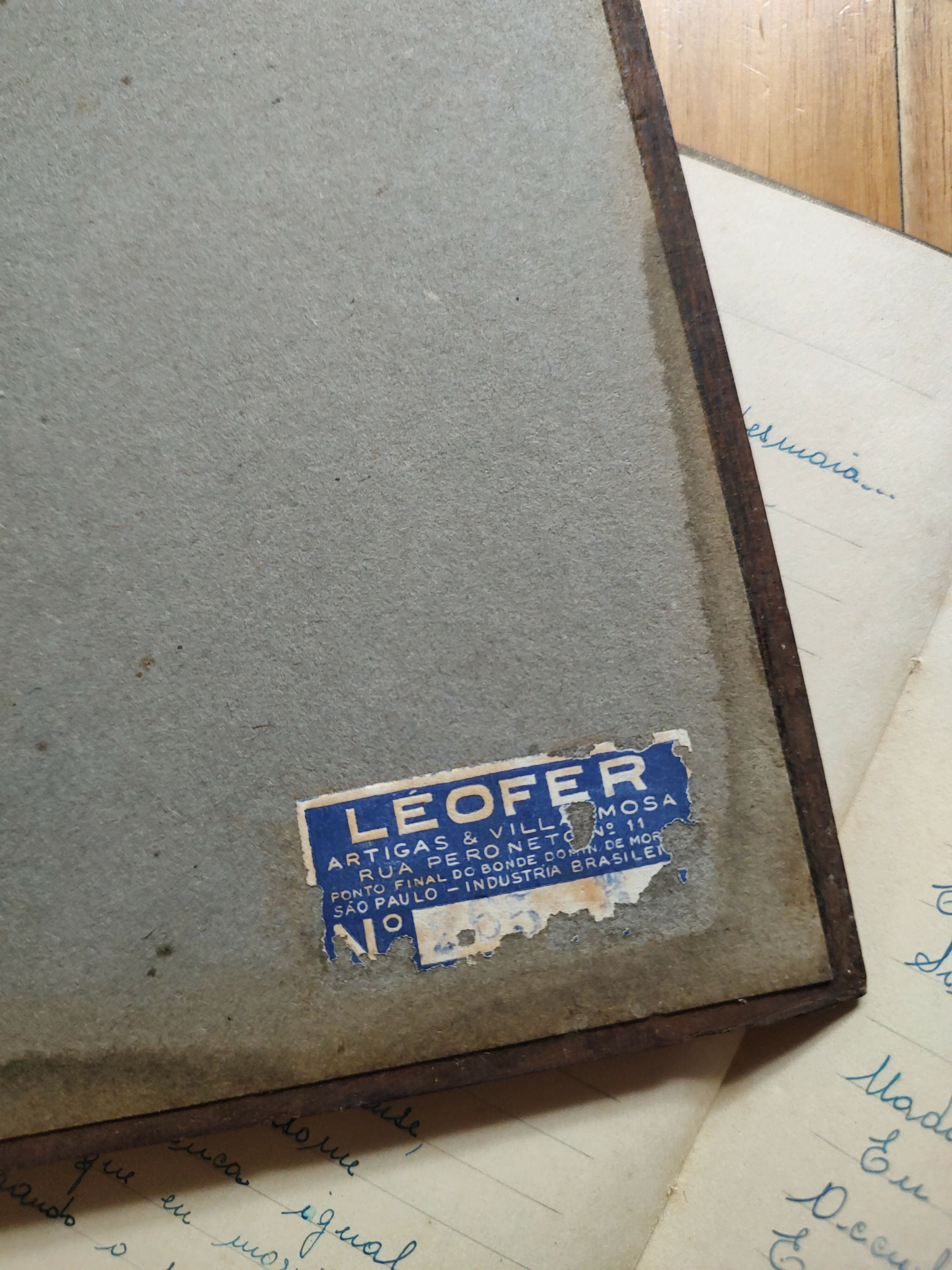 Antigo álbum de fotos "Nossa Família" com capa em madeira (30cm x 28cm)