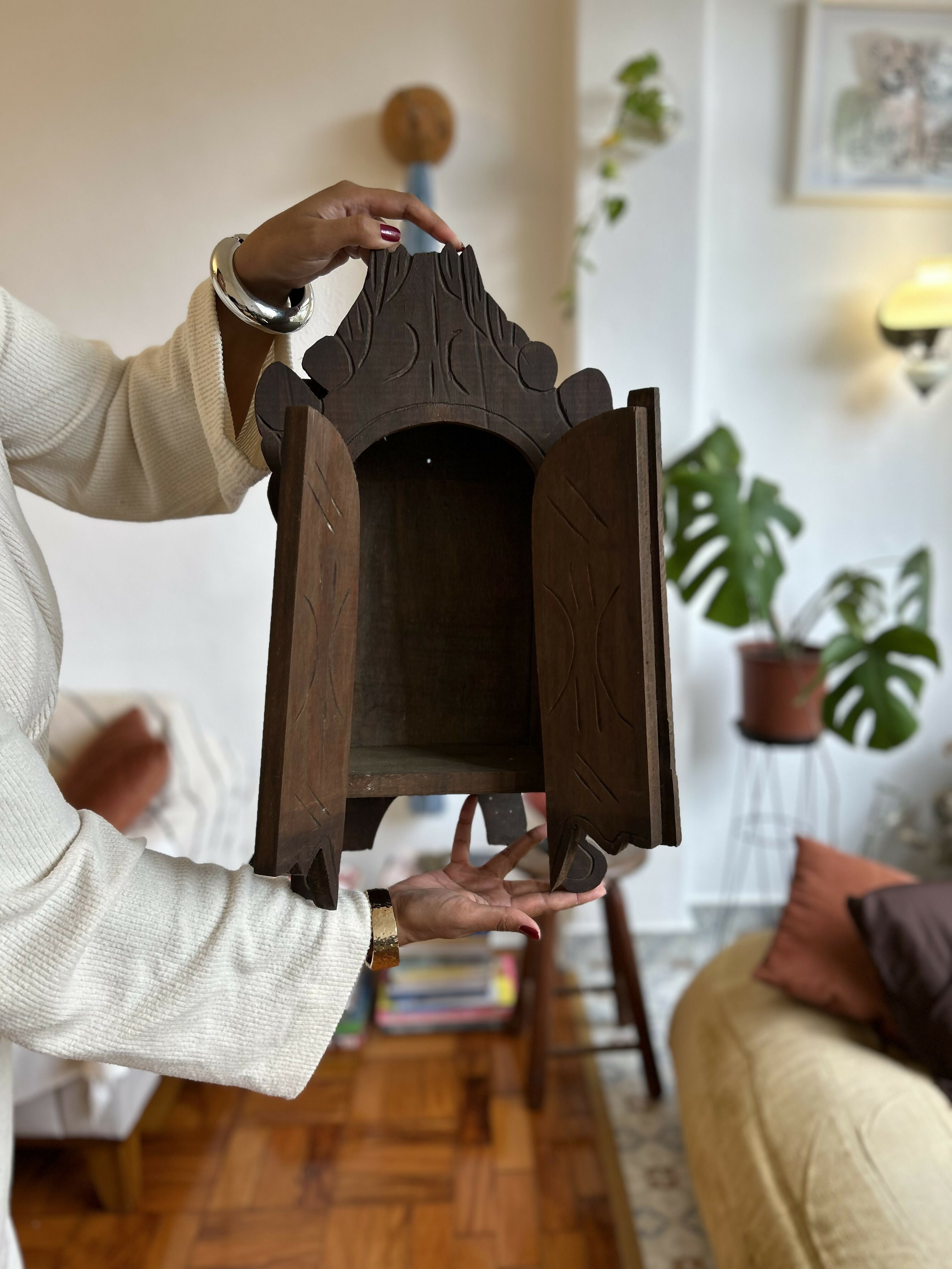 Oratório de madeira entalhado à mão anos 70/80