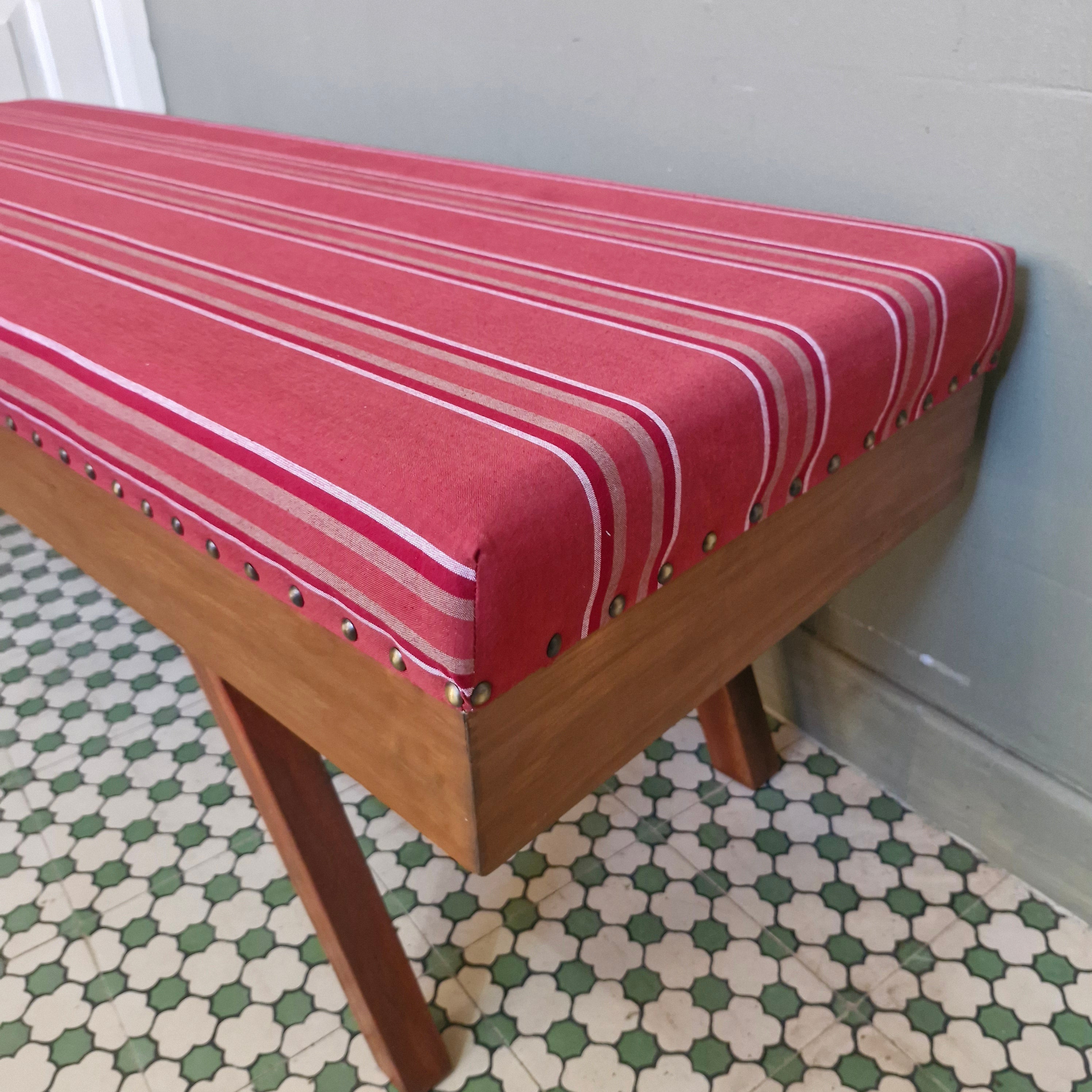 Banco / Recamier com pé palito e estofado vermelho listrado 