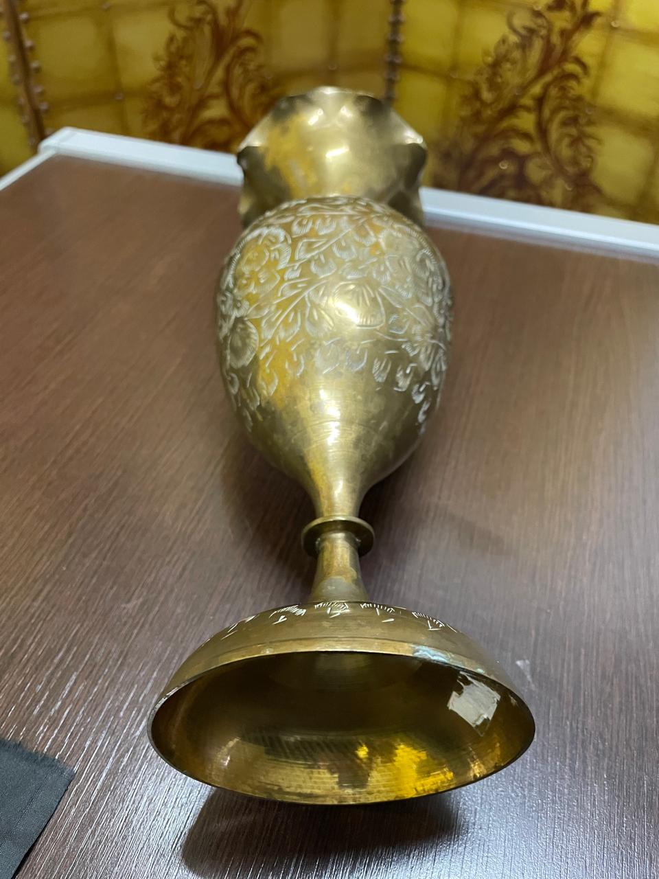 Vaso indiano vintage em metal com motivos florais 