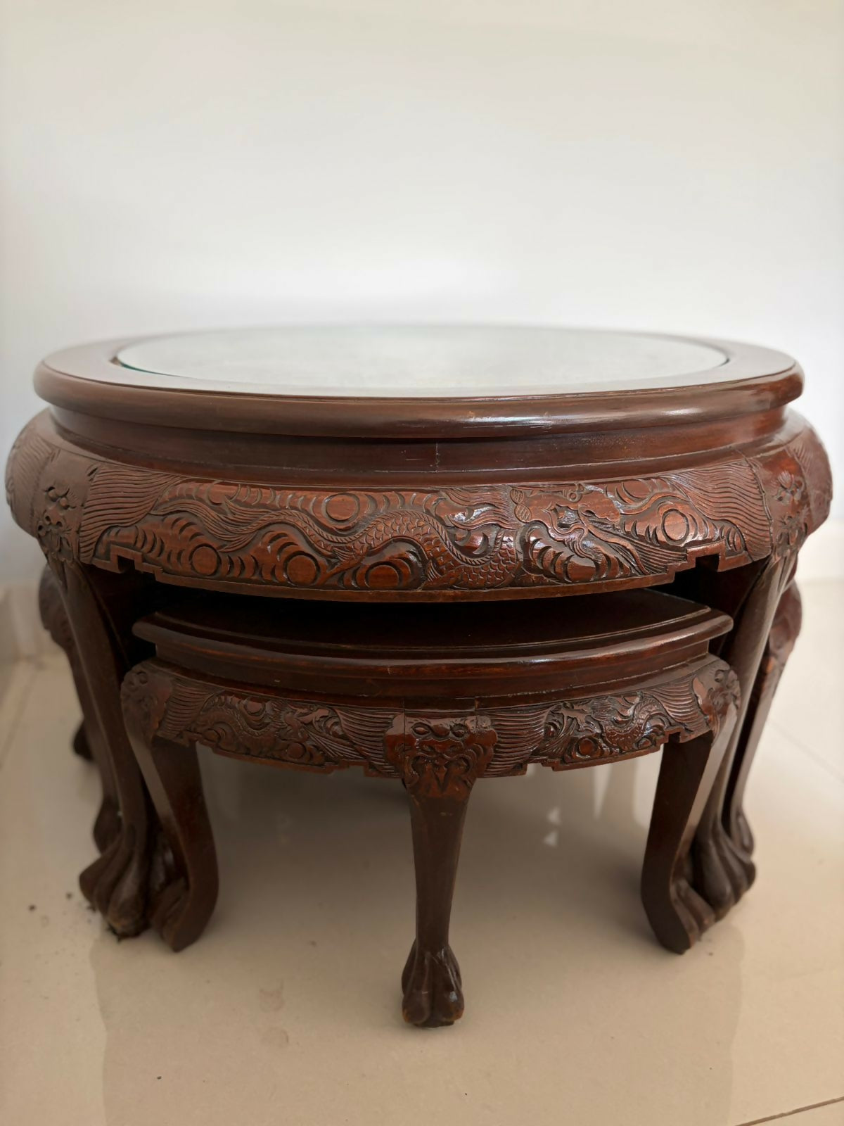 Mesinha Ninho Oriental redonda em madeira nobre esculpida