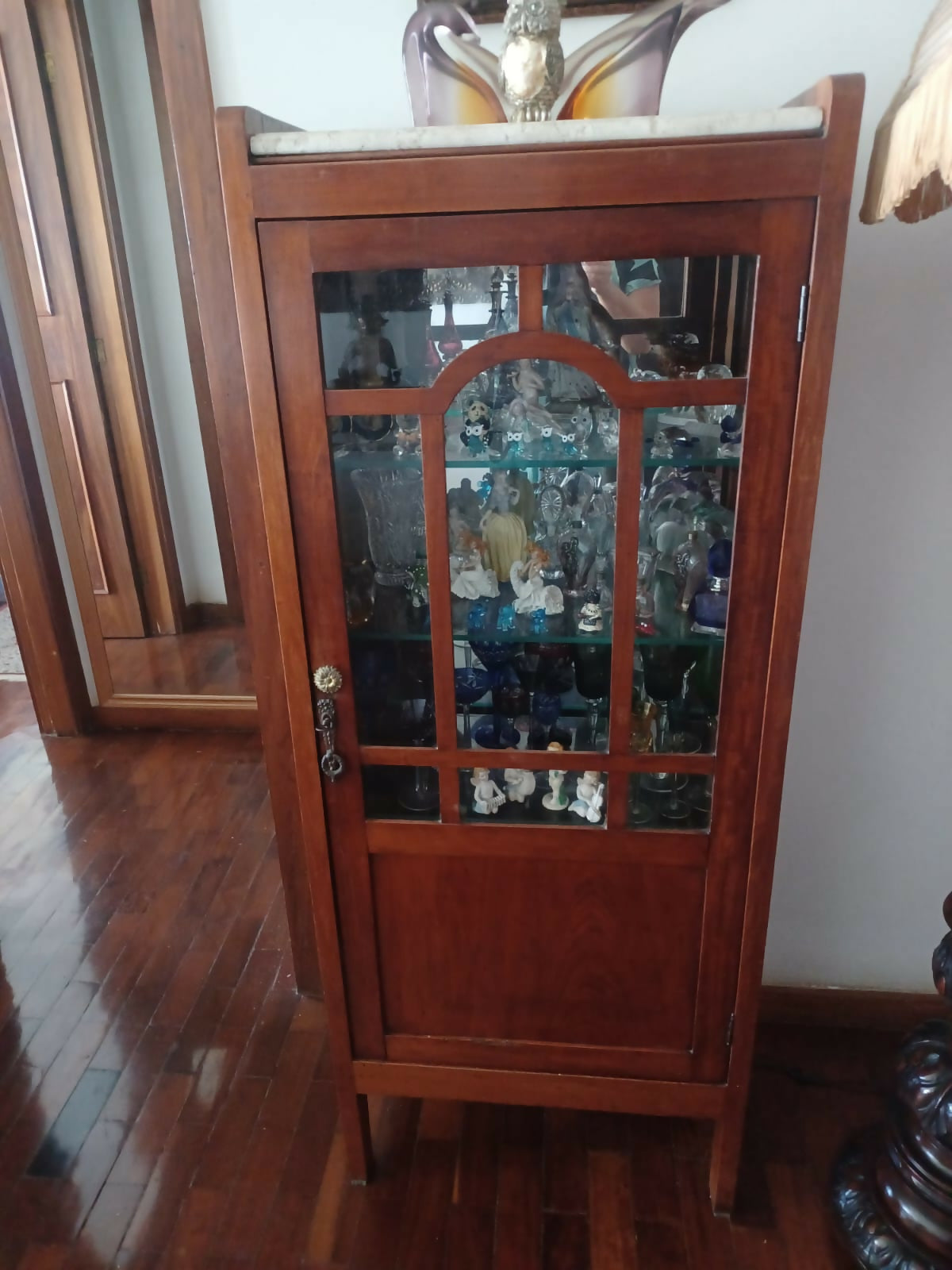 Cristaleira em madeira e tampo de mármore